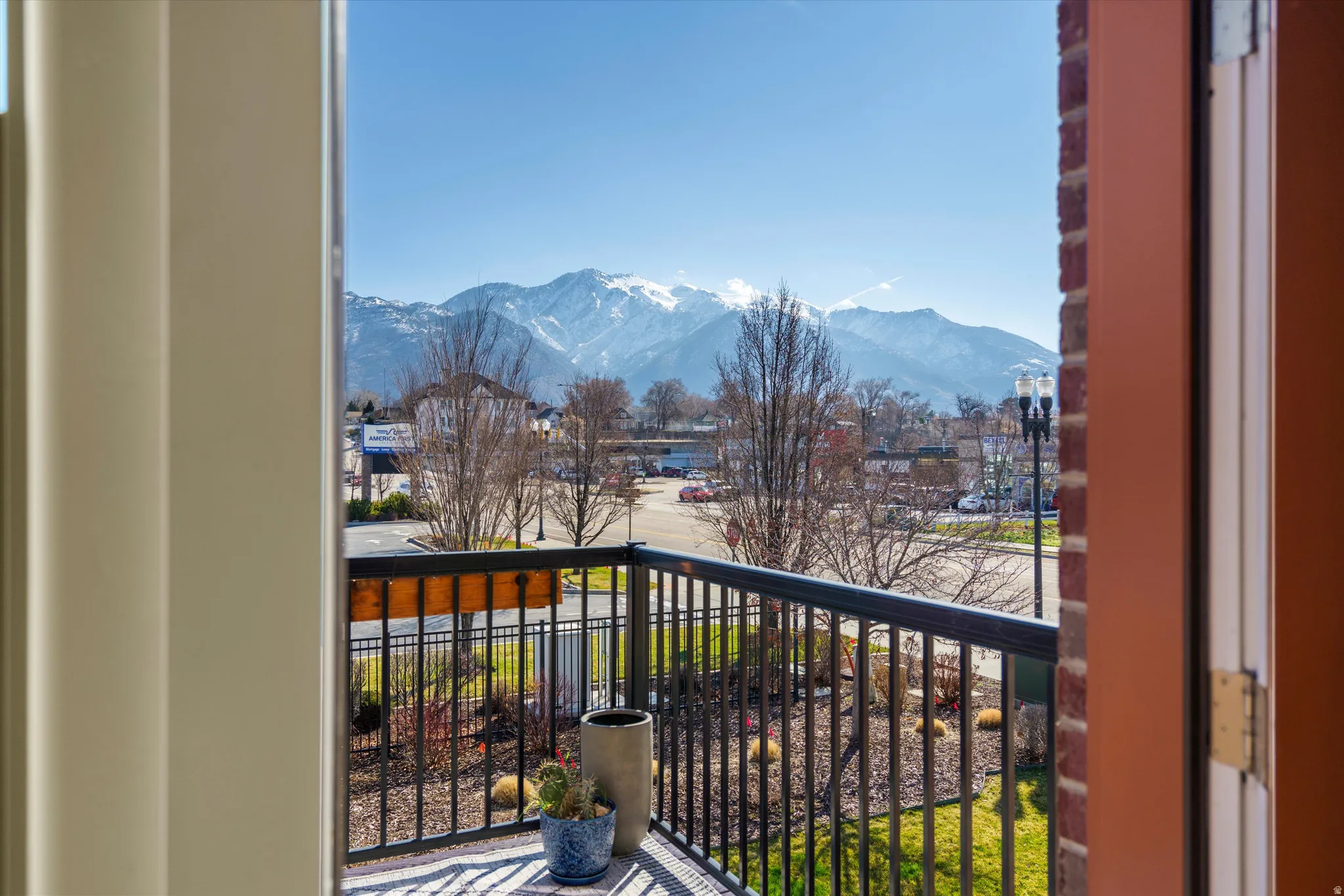 Balcony featuring a mountain view
