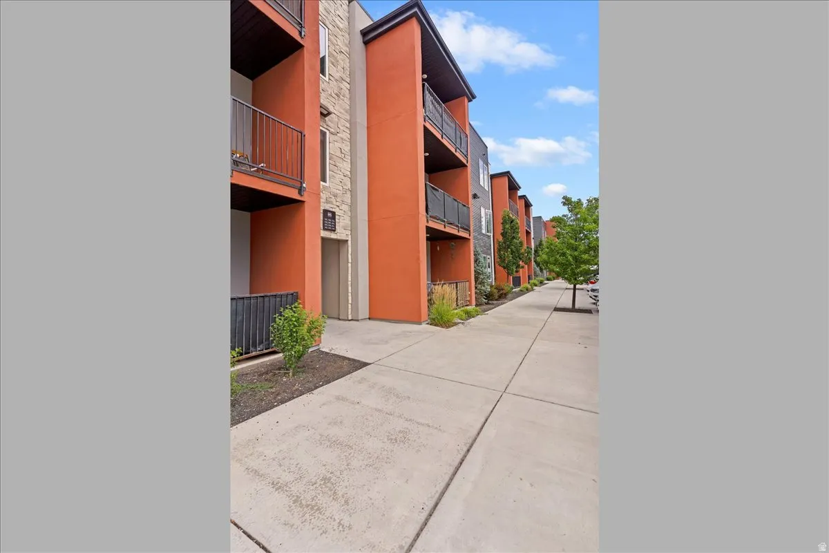 View of apartment building / complex