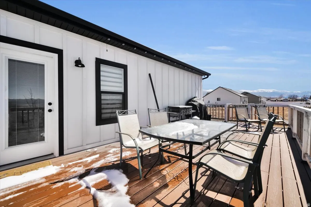 Deck featuring outdoor dining area