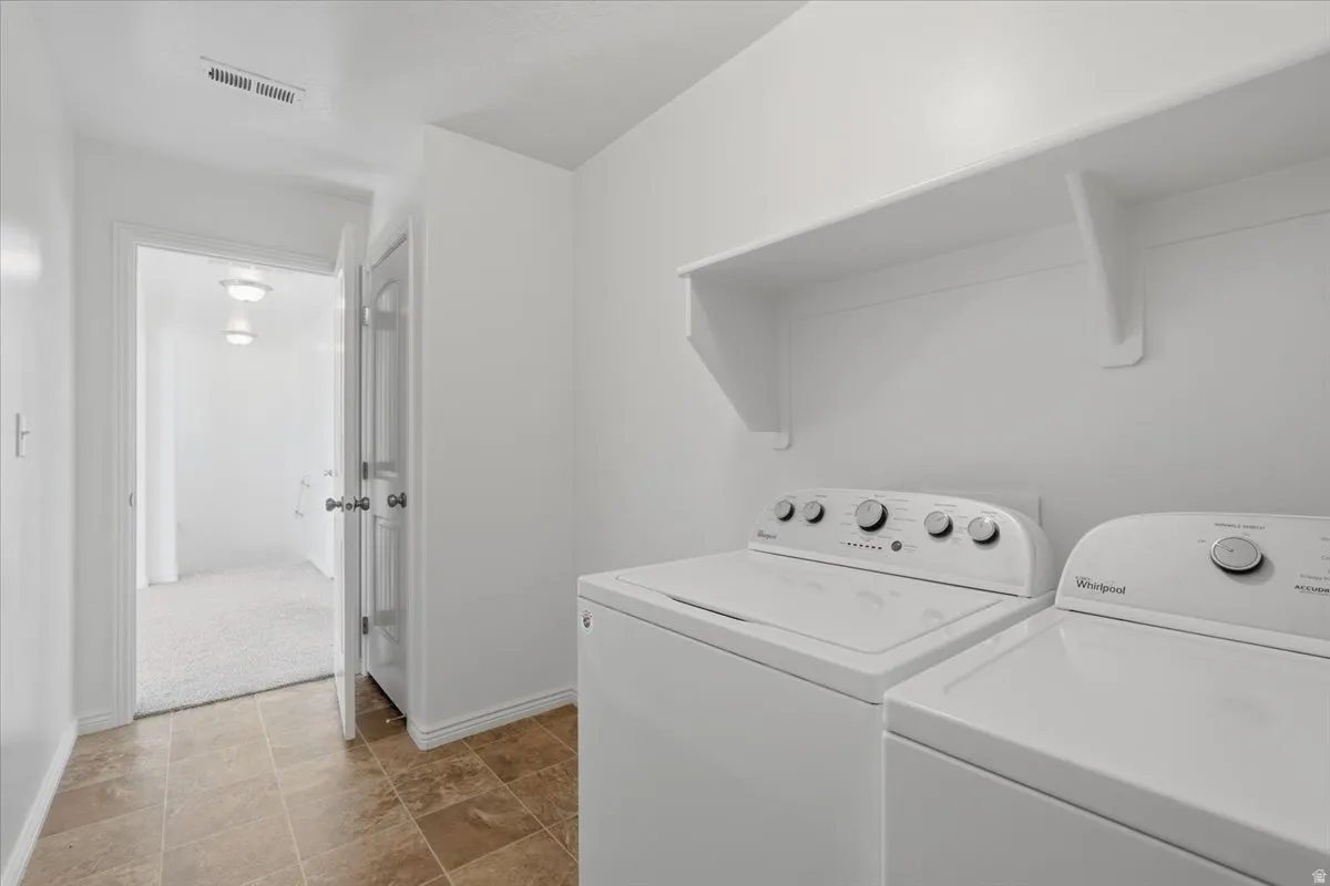 Laundry area with baseboards and independent washer and dryer