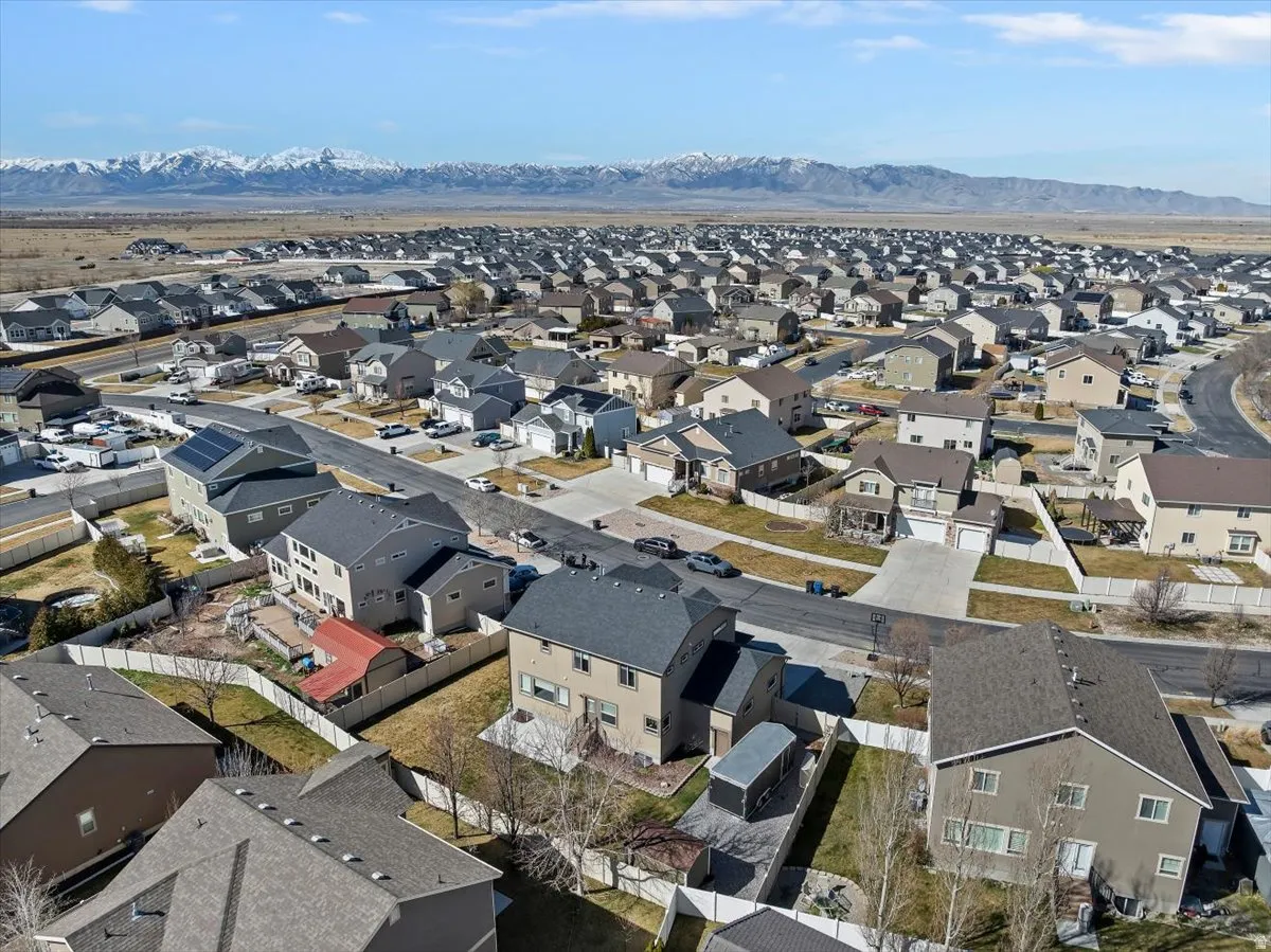 View of property location featuring nearby suburban area and mountains