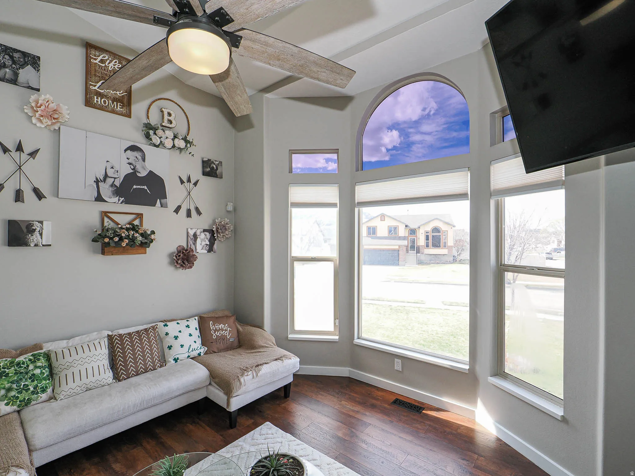 Living room featuring dark wood finished floors and a ceiling fan