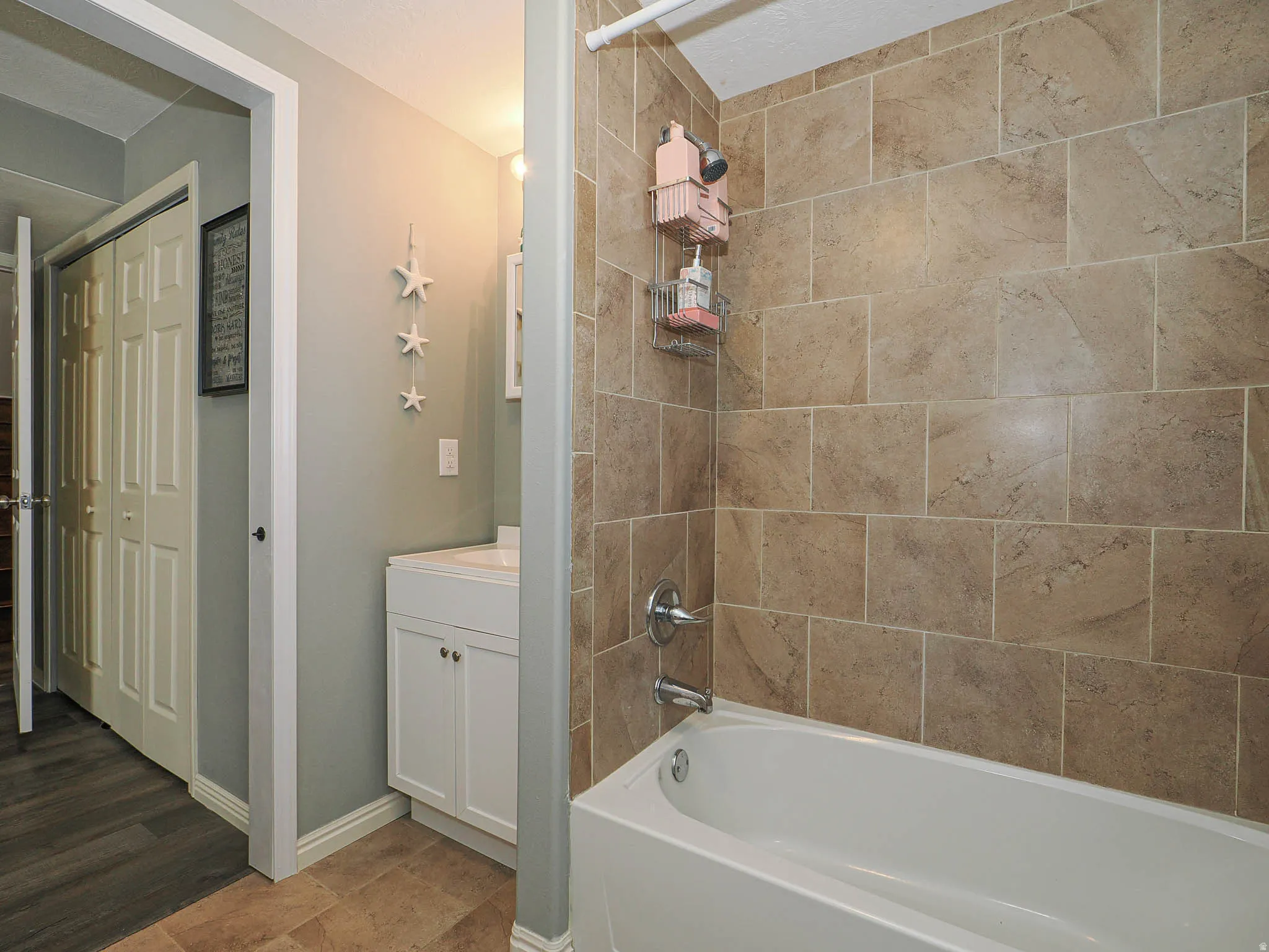 Full bath with vanity and shower / washtub combination