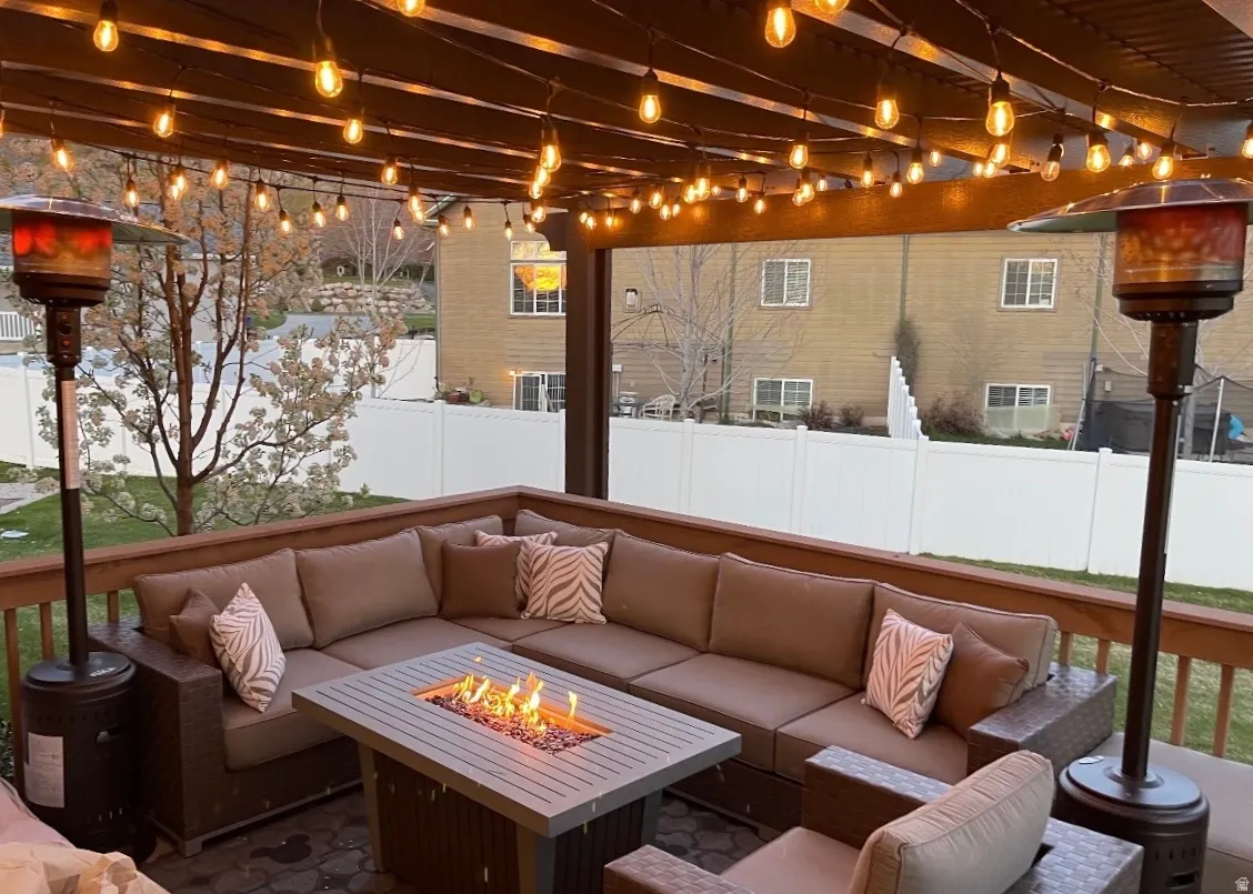 Deck with an aluminum pergola