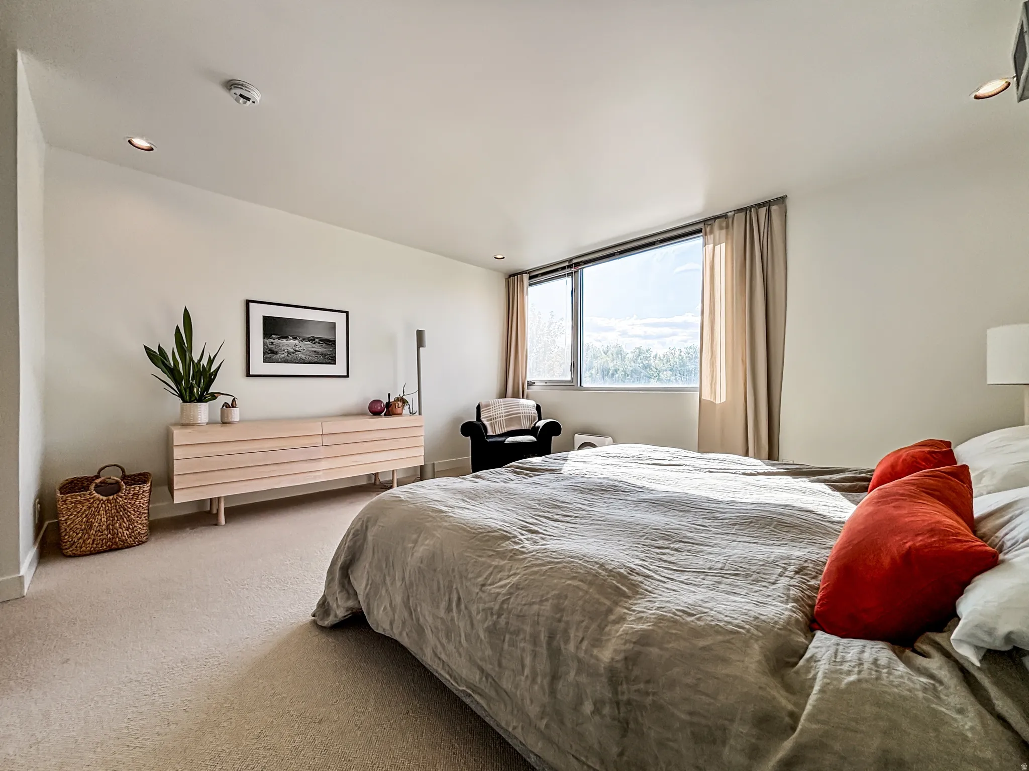 Carpeted bedroom featuring recessed lighting and baseboards