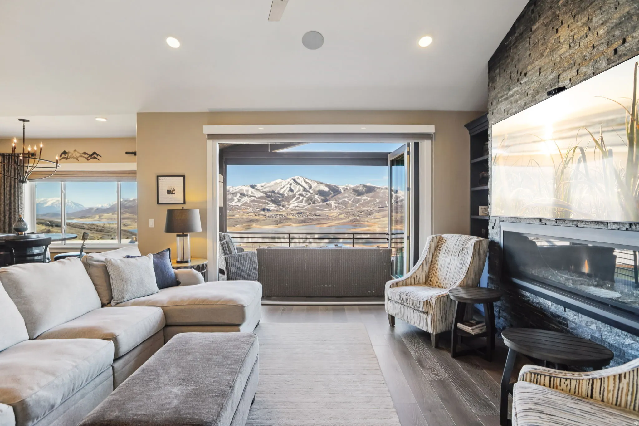 Living area featuring a mountain view, a chandelier, wood finished floors, and vaulted ceiling