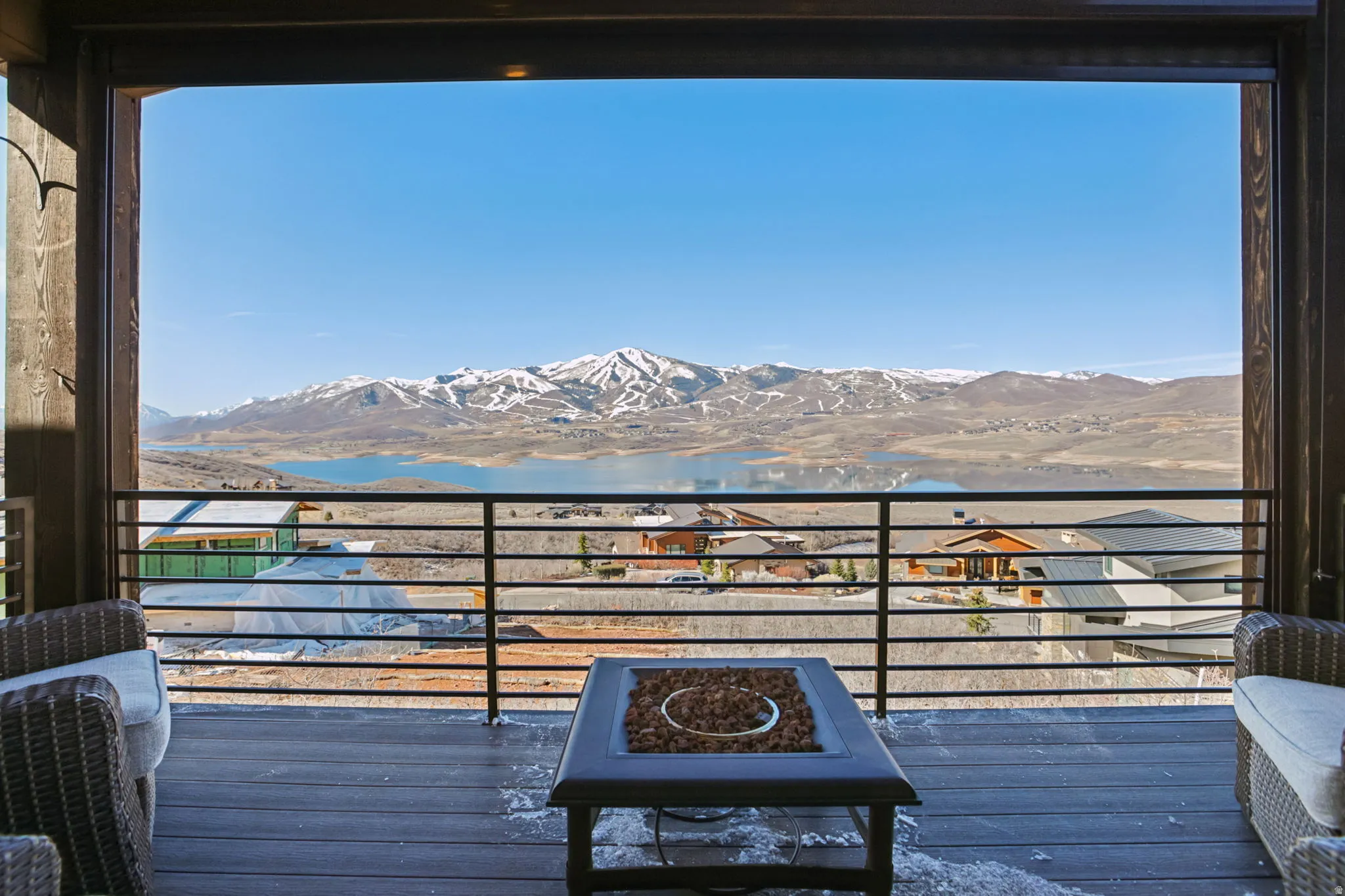 Balcony featuring a mountain view