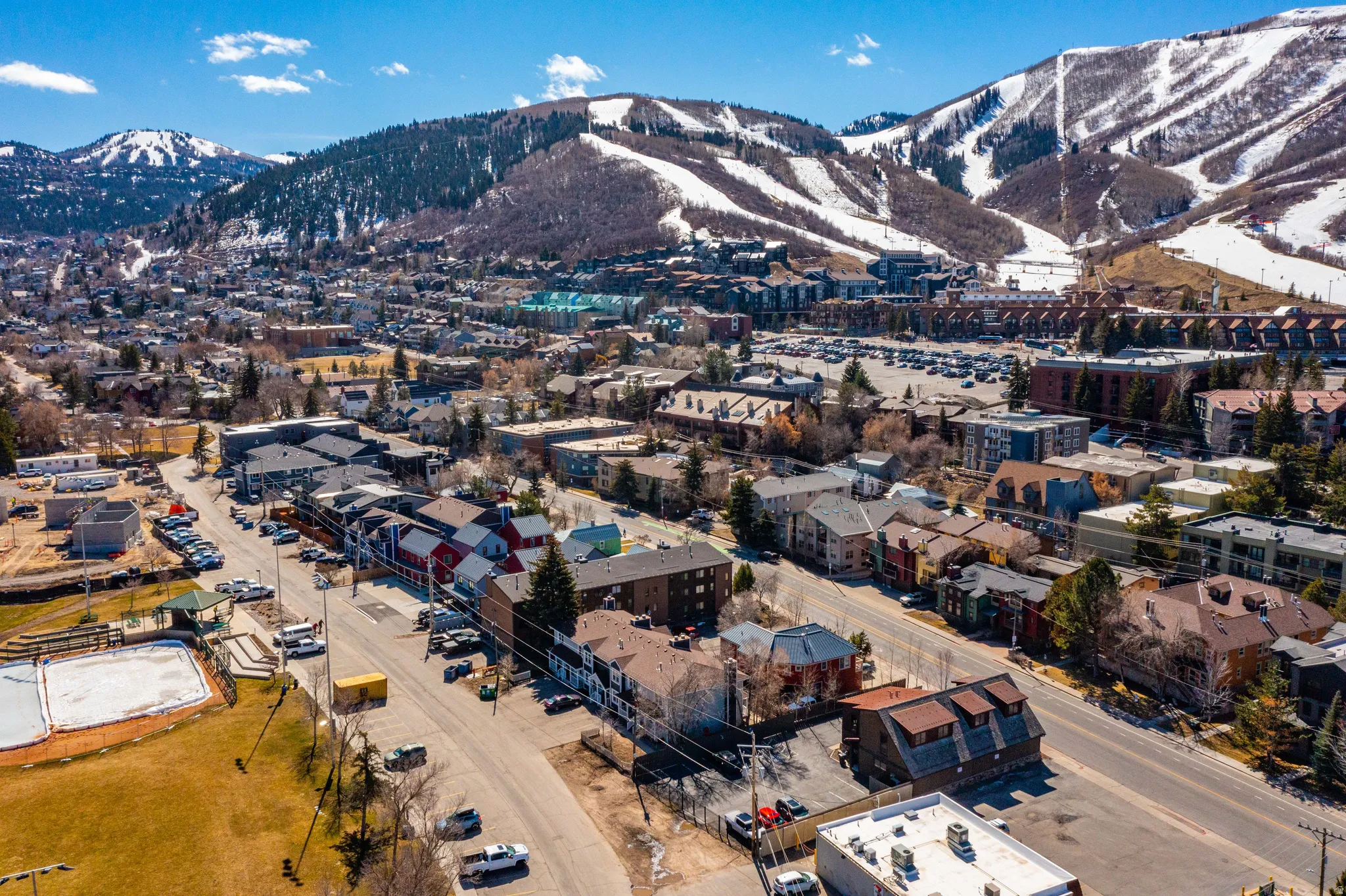 Aerial view of property and surrounding area featuring a mountain backdrop