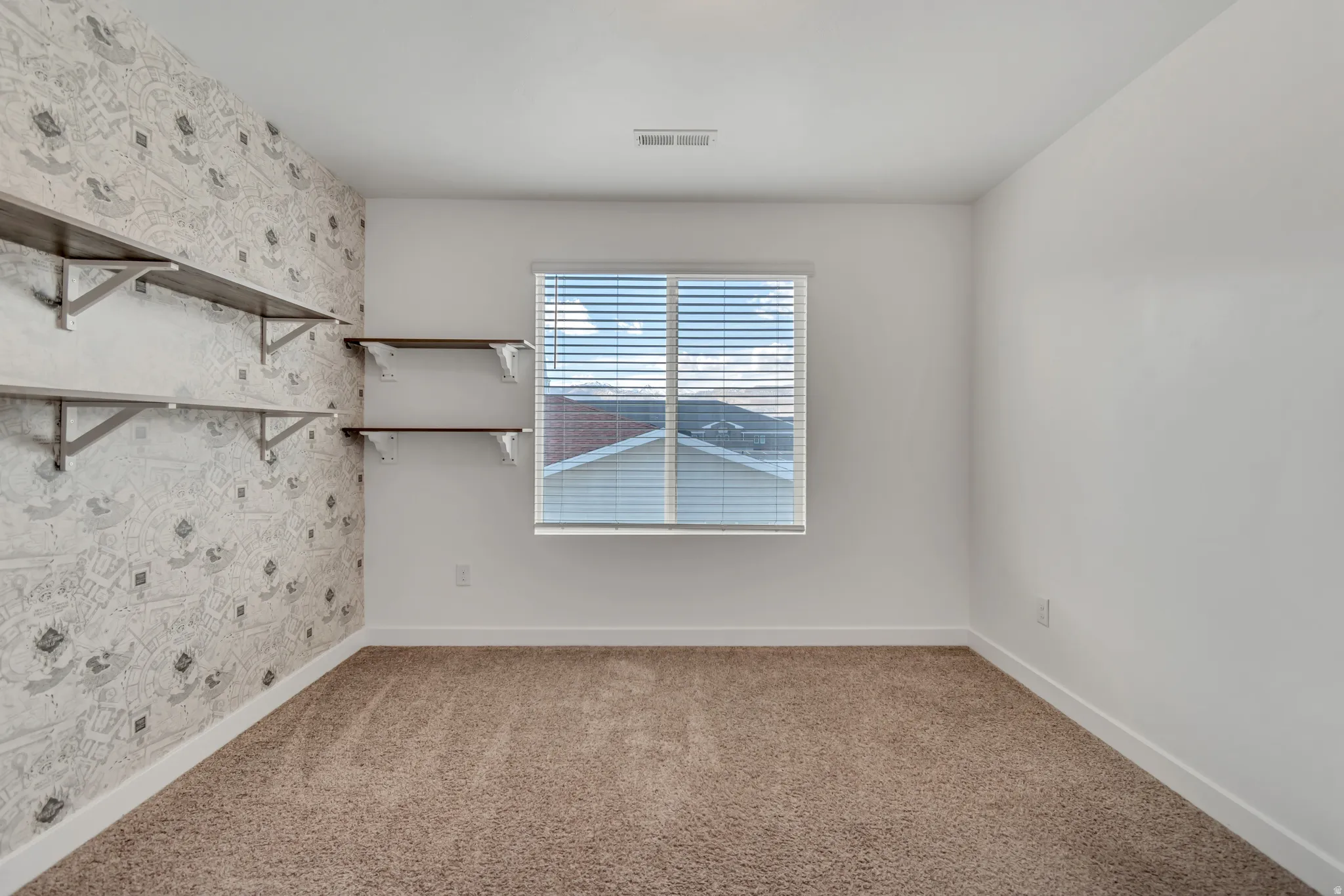 Calling all Harry Potter fans (see the wallpaper!), this would make a great bedroom or office.