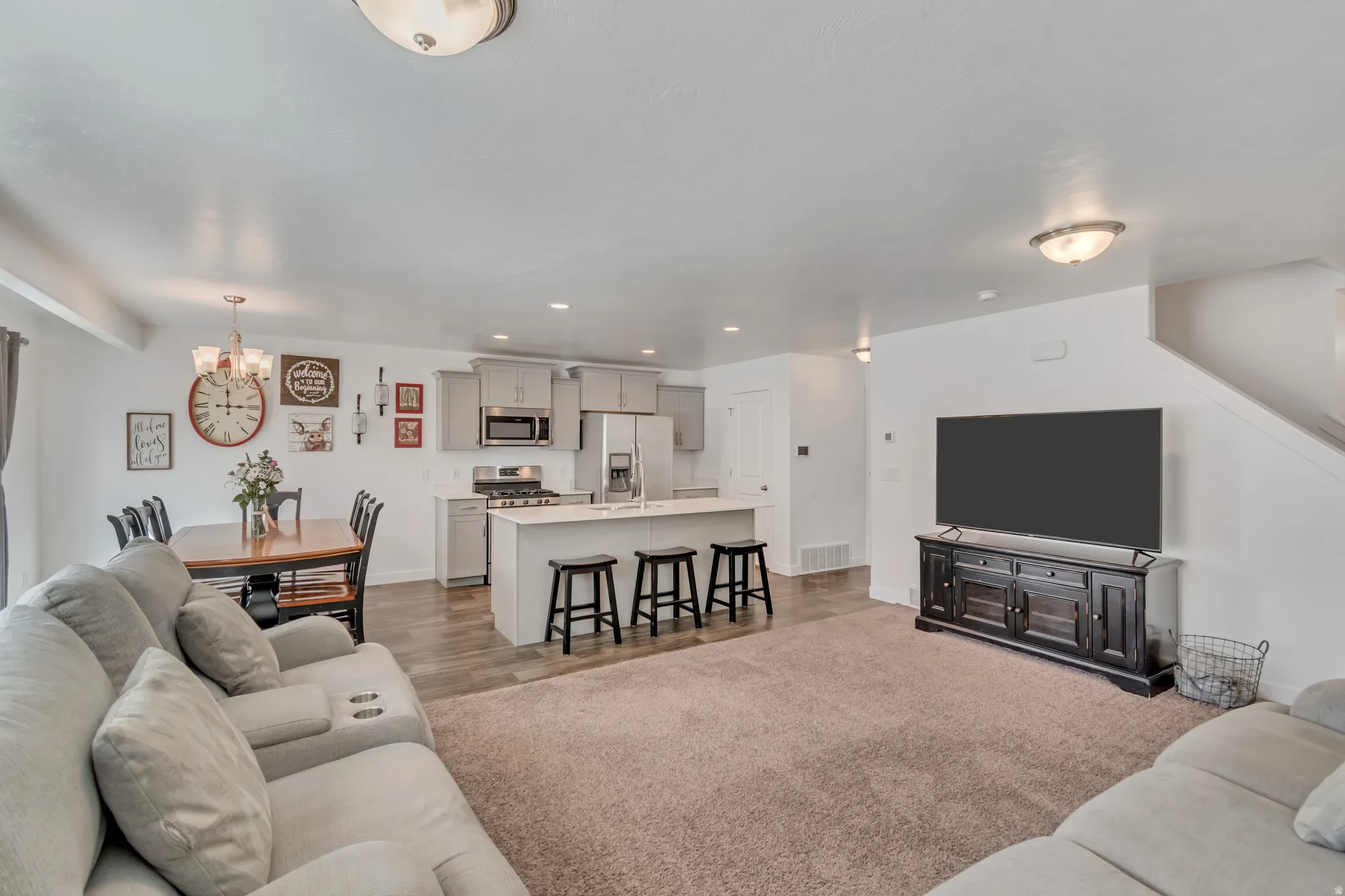 Large living spaces. Plenty of room for a large sectional