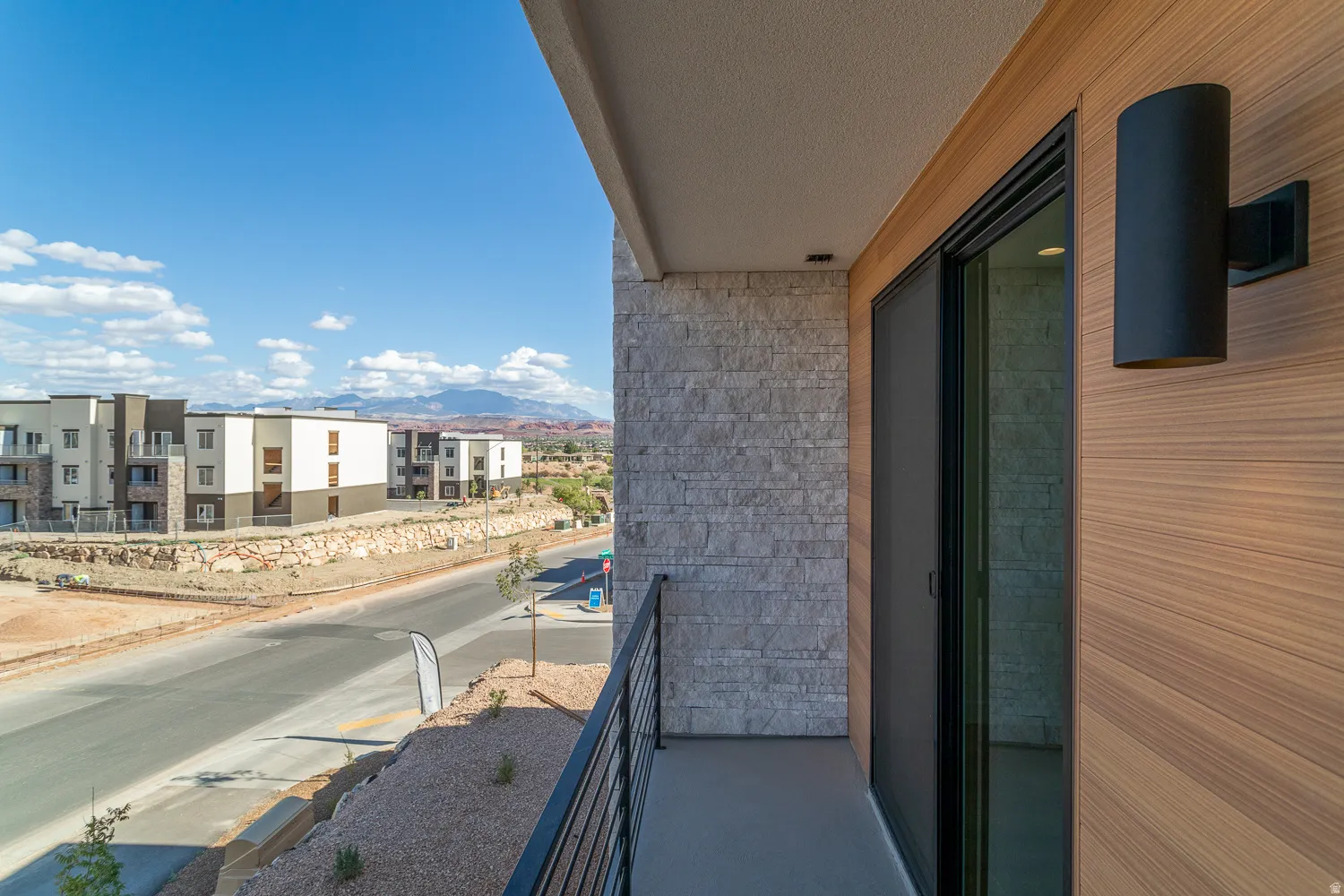 Balcony featuring a mountain view