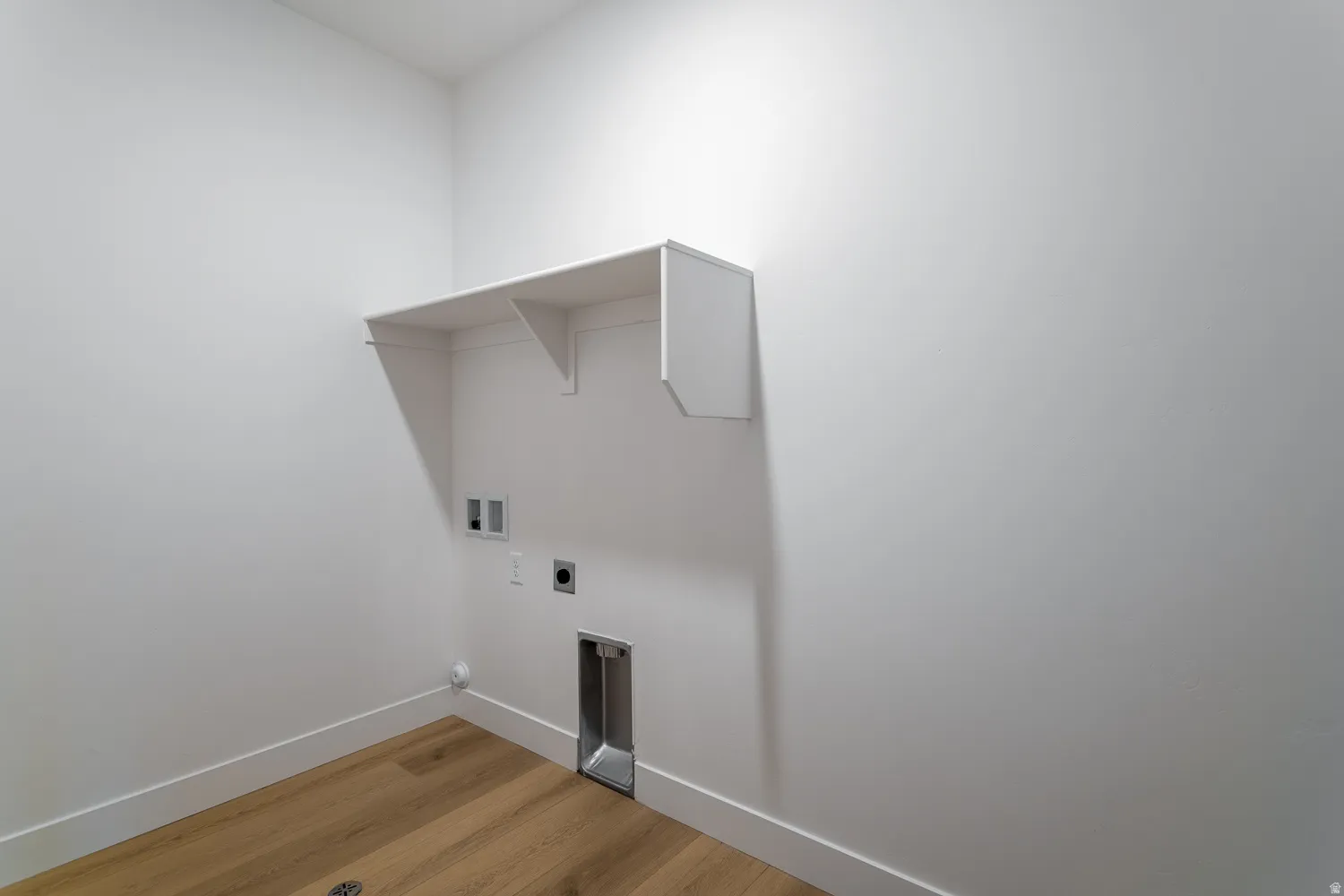 Laundry room with light wood-style flooring, electric dryer hookup, and washer hookup