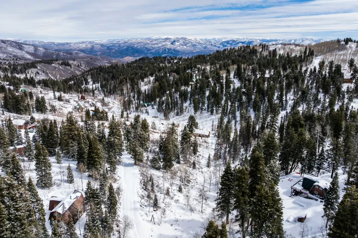 Snowy aerial view with a mountain view