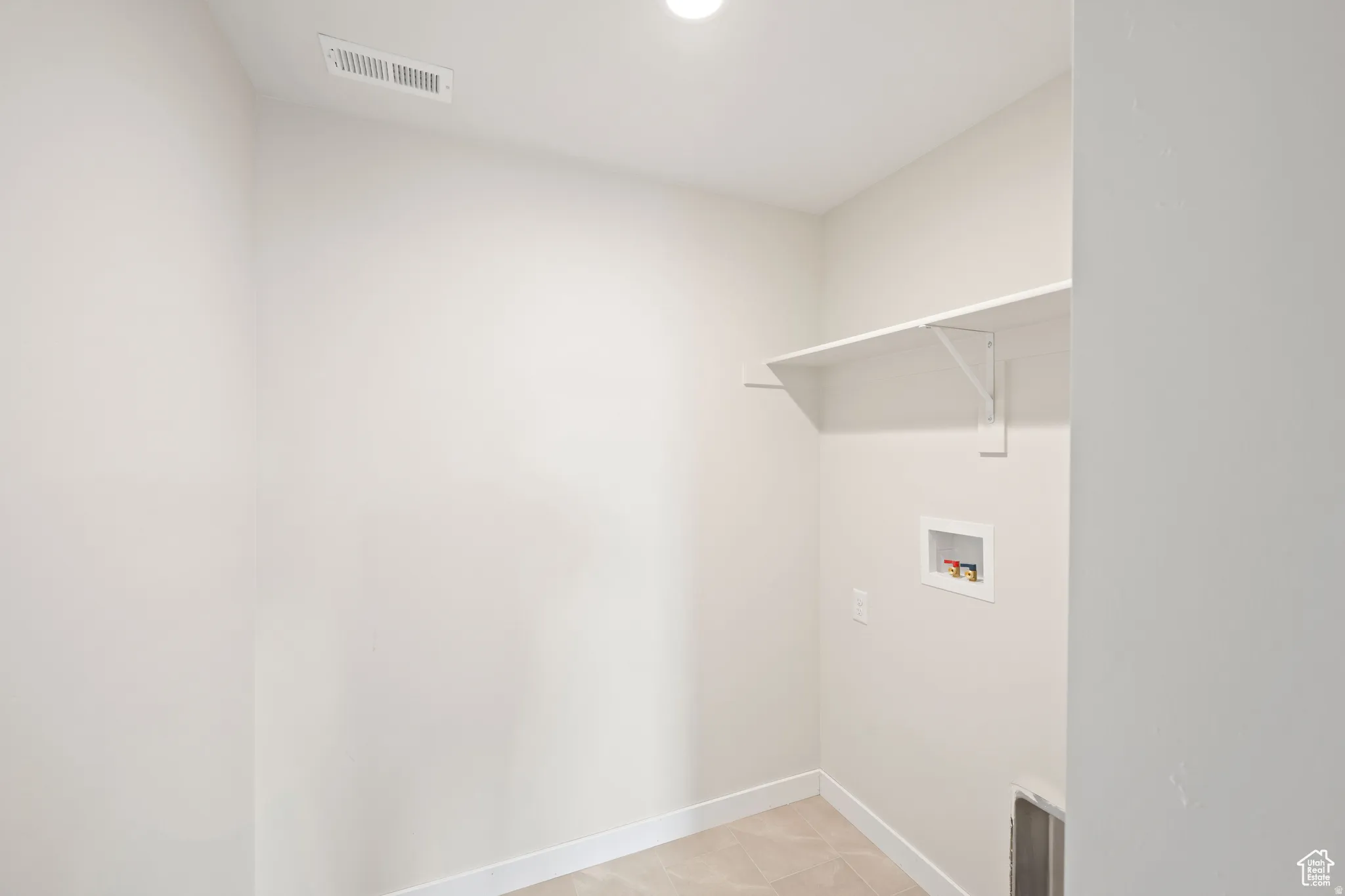 Laundry room with baseboards and washer hookup