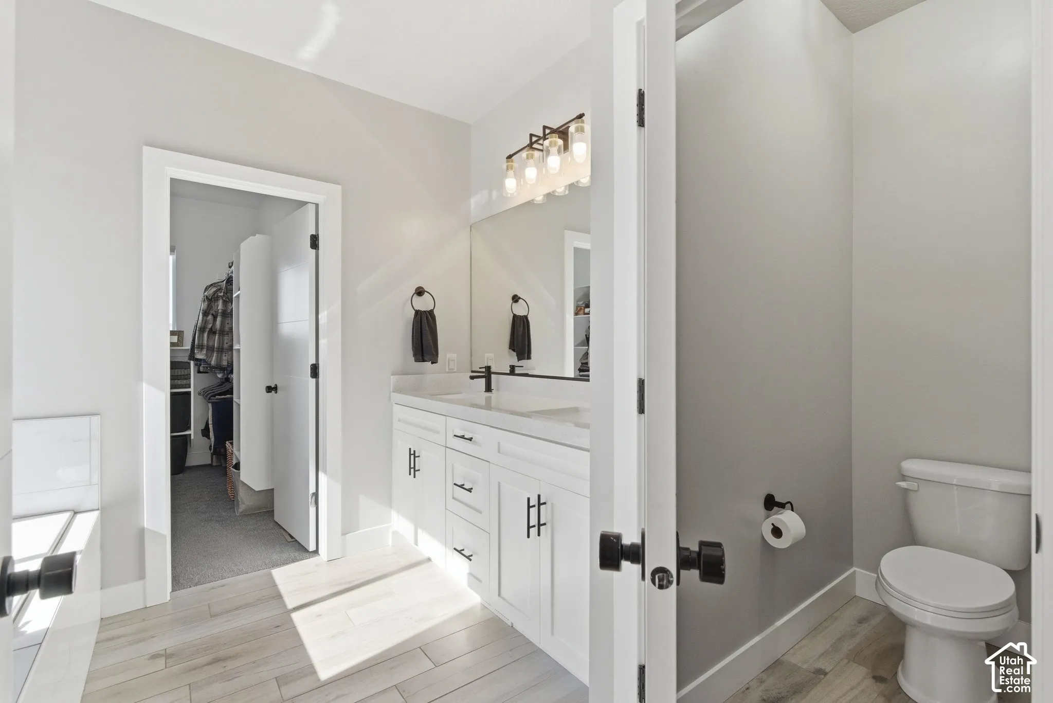 Grand primary ensuite bathroom.