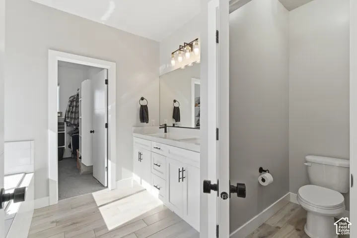Grand primary ensuite bathroom.