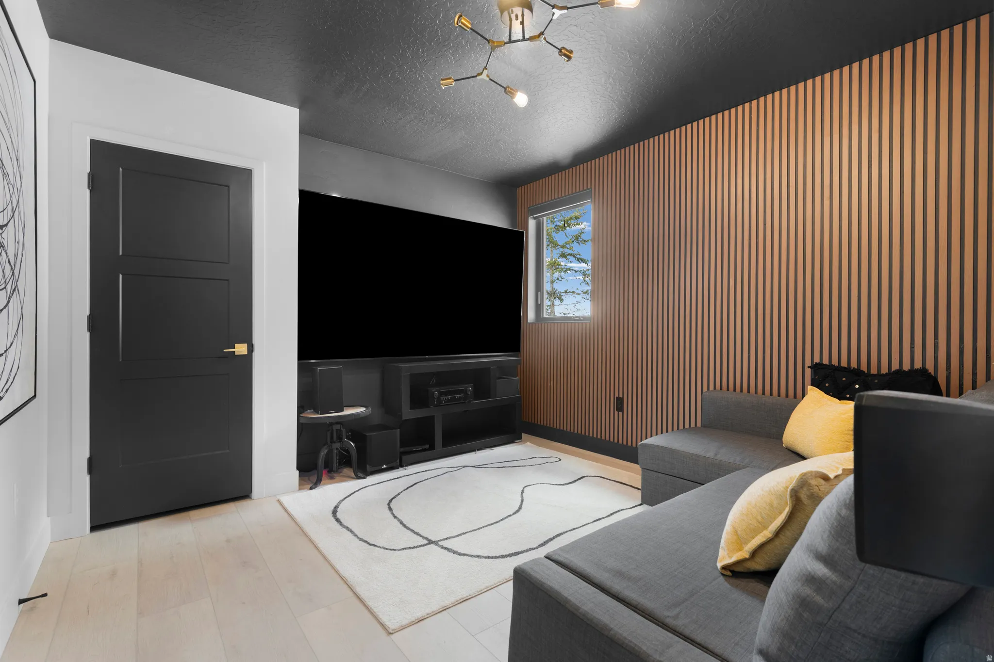 Guest Bedroom - Main Floor