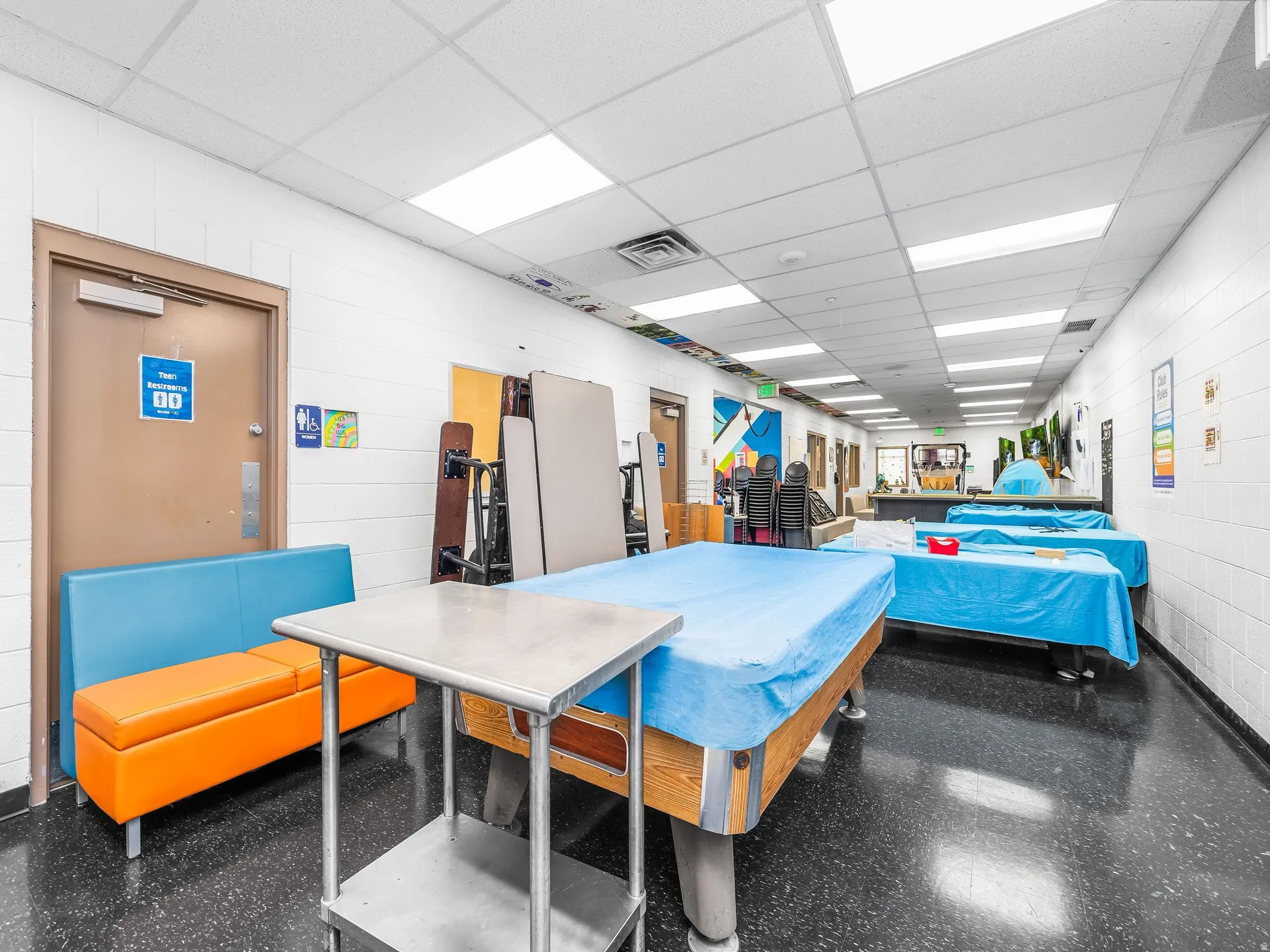 Miscellaneous room featuring a drop ceiling
