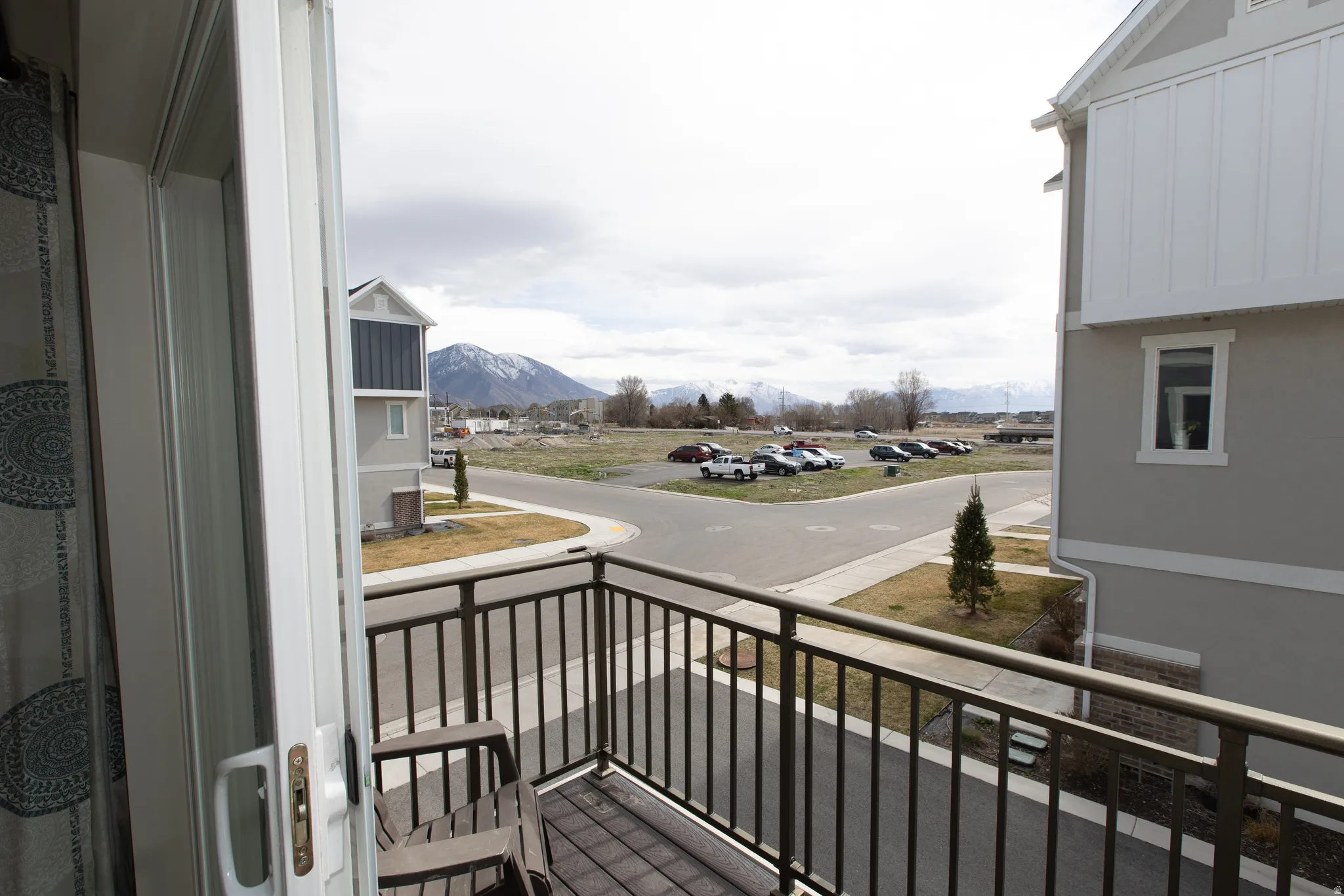 Balcony featuring a mountain view
