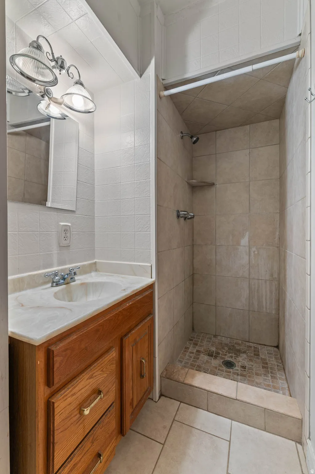 Main level, 3/4 Bath