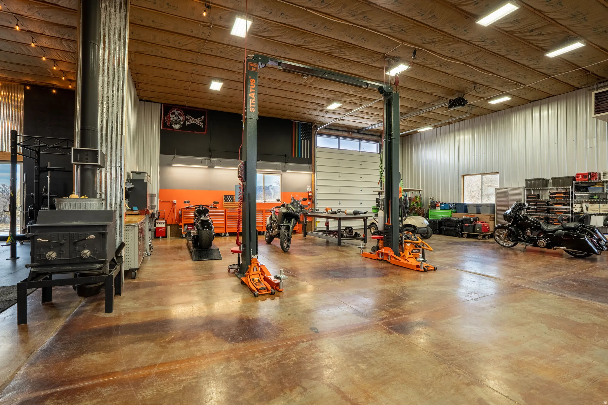 Garage with metal wall and a heating unit and lift
