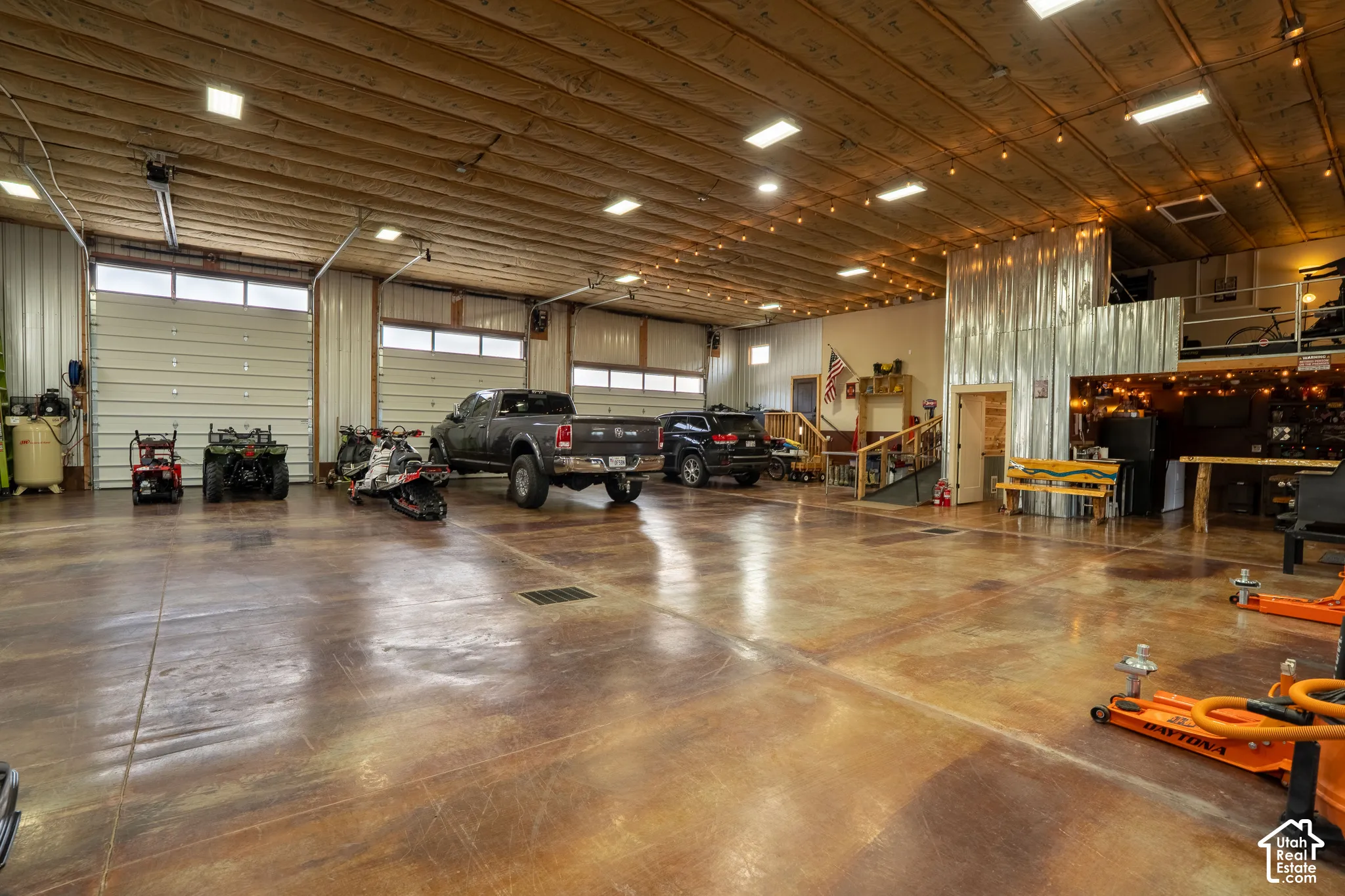 60x72 free span 16 foot  tall ceilings