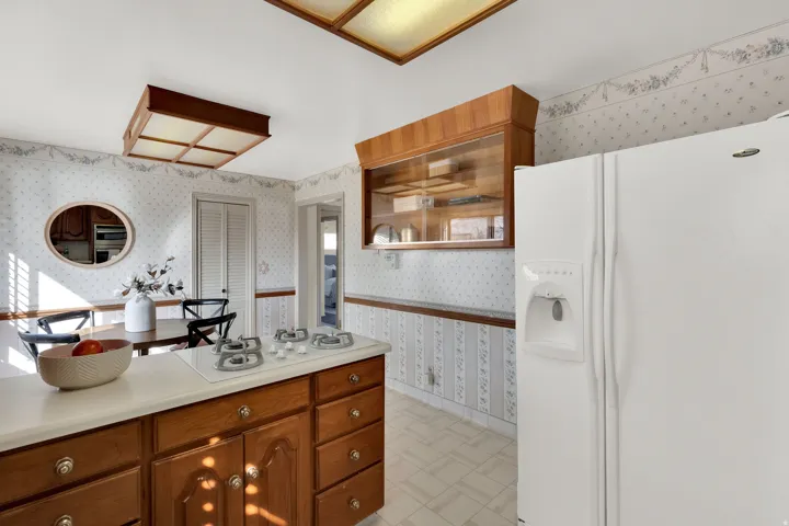 Full bath with vanity and wallpapered walls