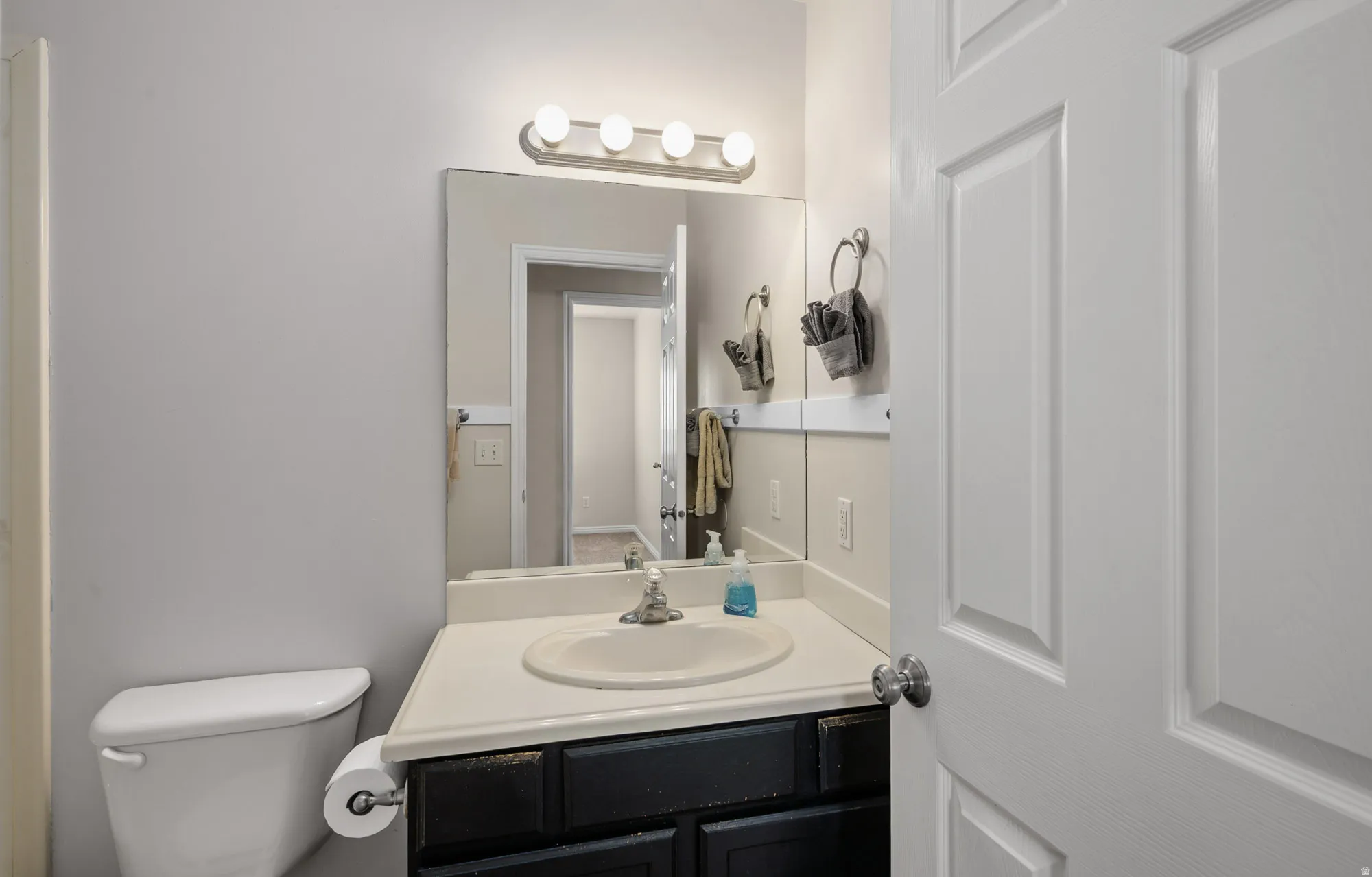 This is a full bath off the hallway.