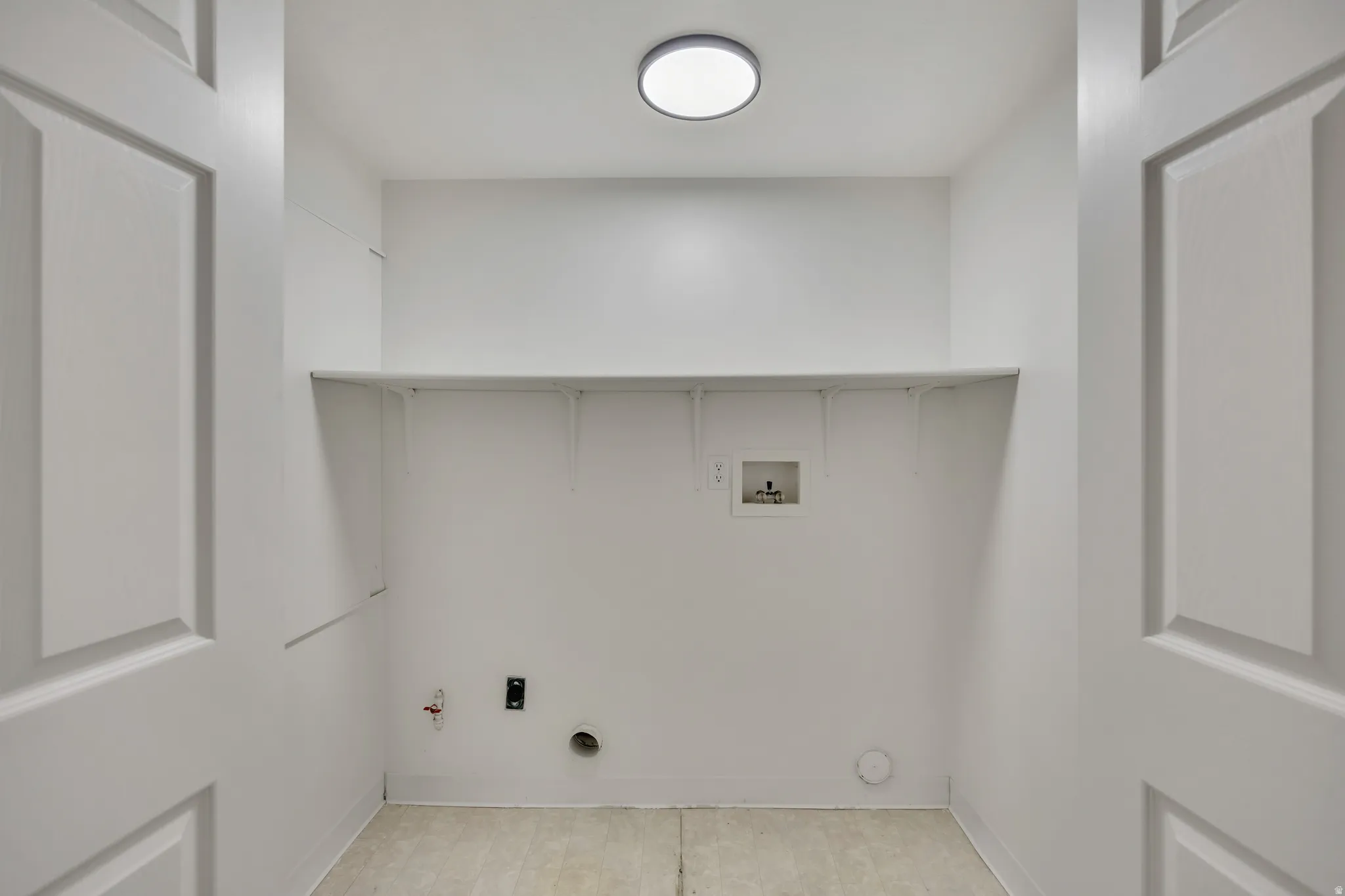 Laundry area featuring washer hookup and gas dryer hookup