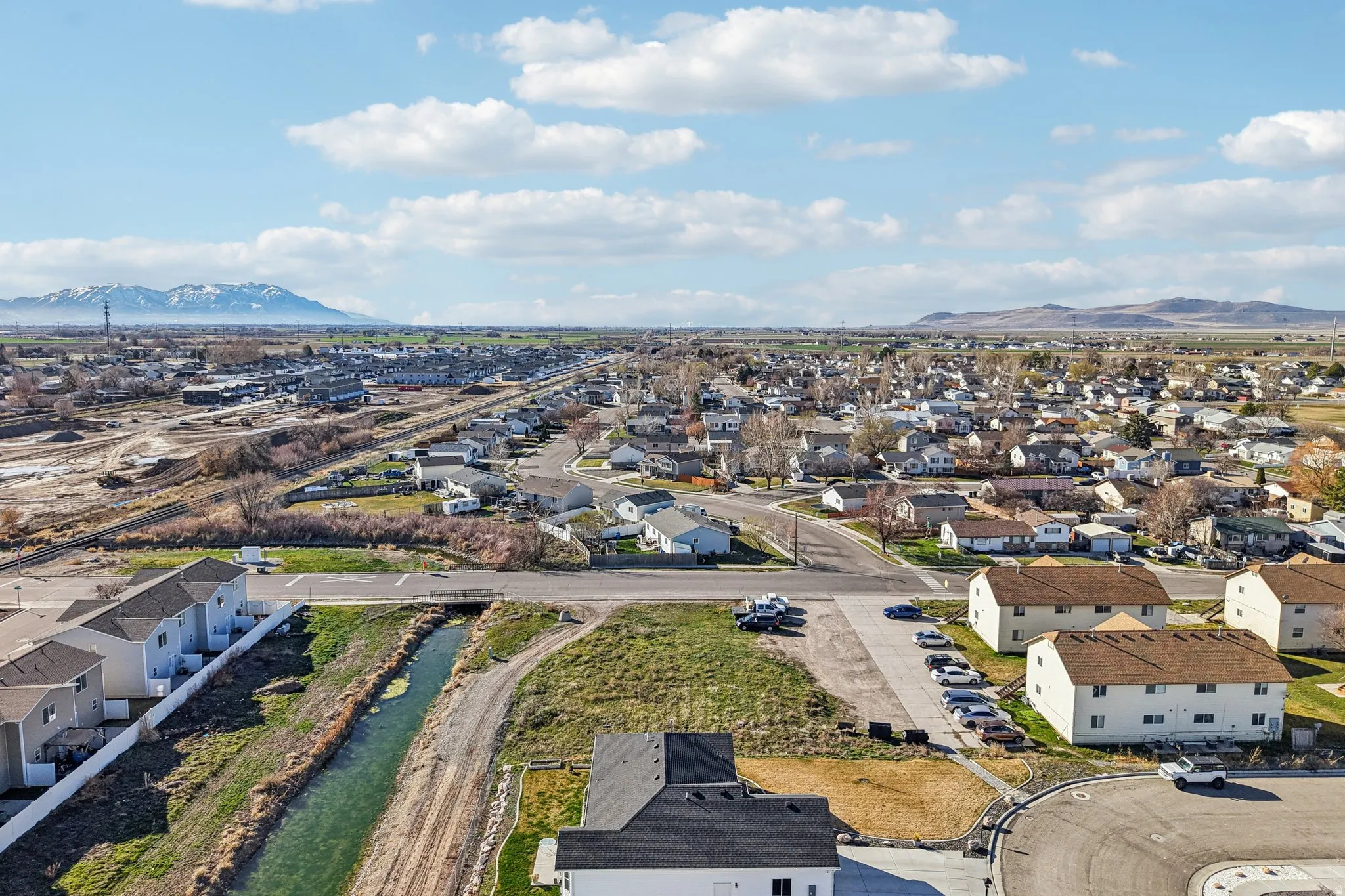 Aerial view of residential area featuring a mountain backdrop