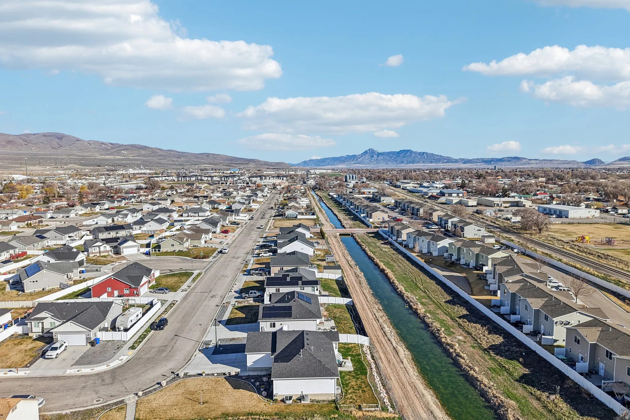 Aerial view of residential area featuring a mountain backdrop