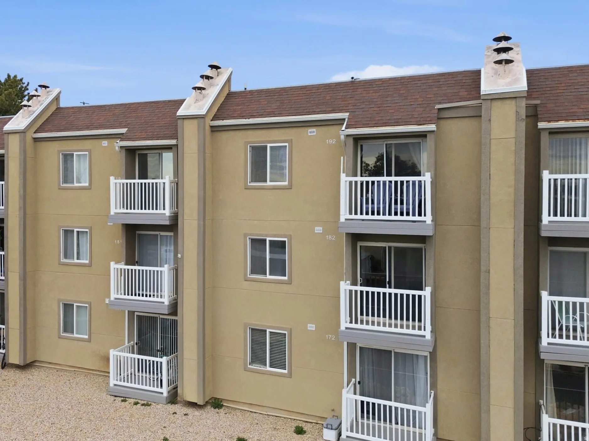 View of apartment building / complex