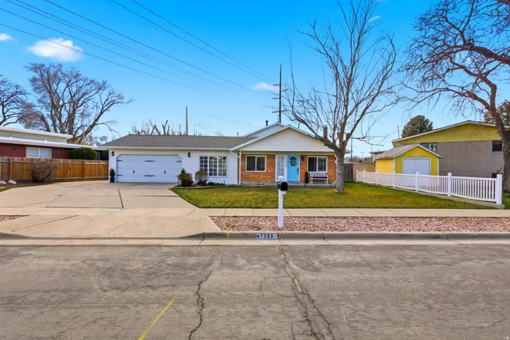 Ranch-style home with brick siding, a garage, and concrete driveway