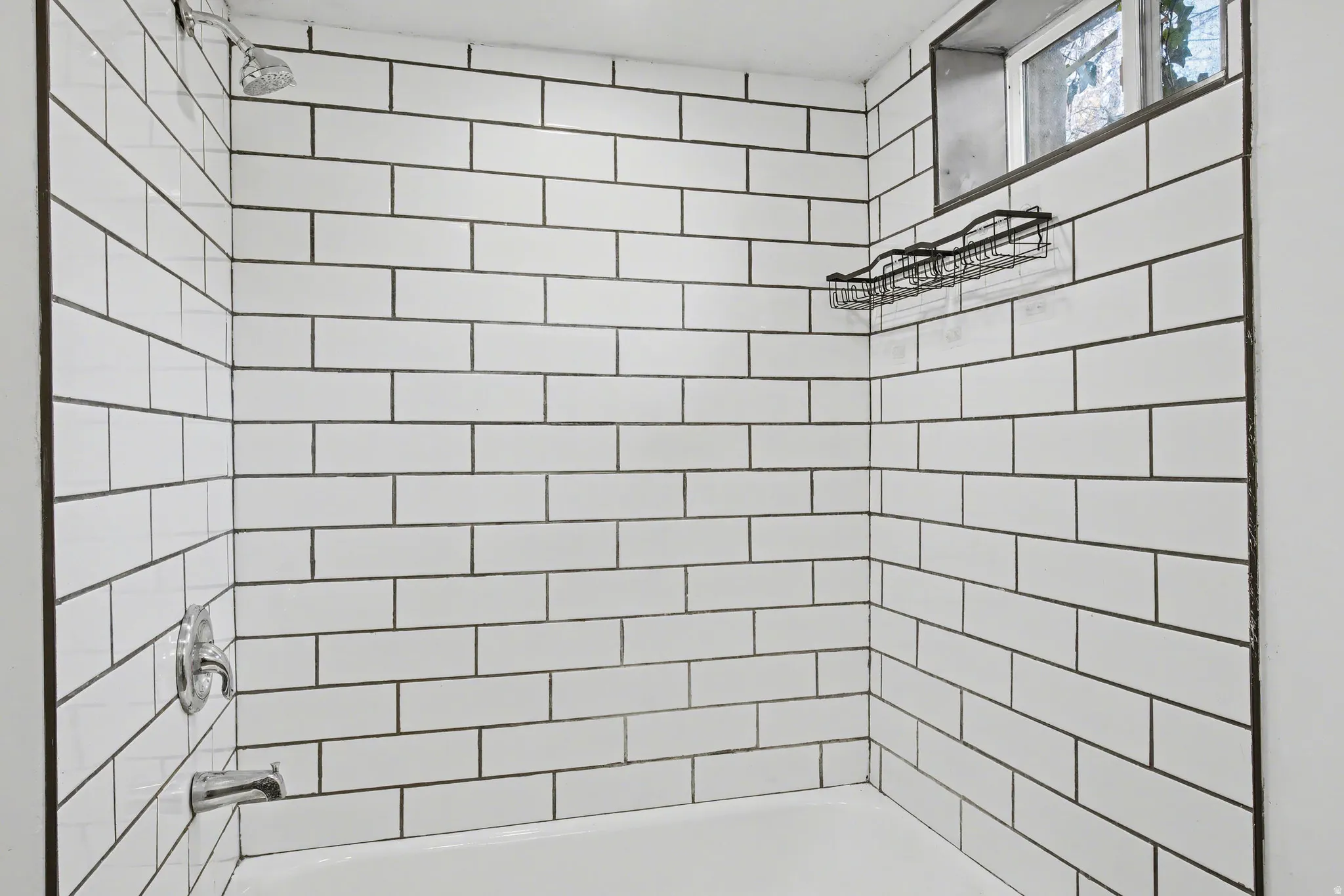 Bathroom featuring tiled shower / bath combo