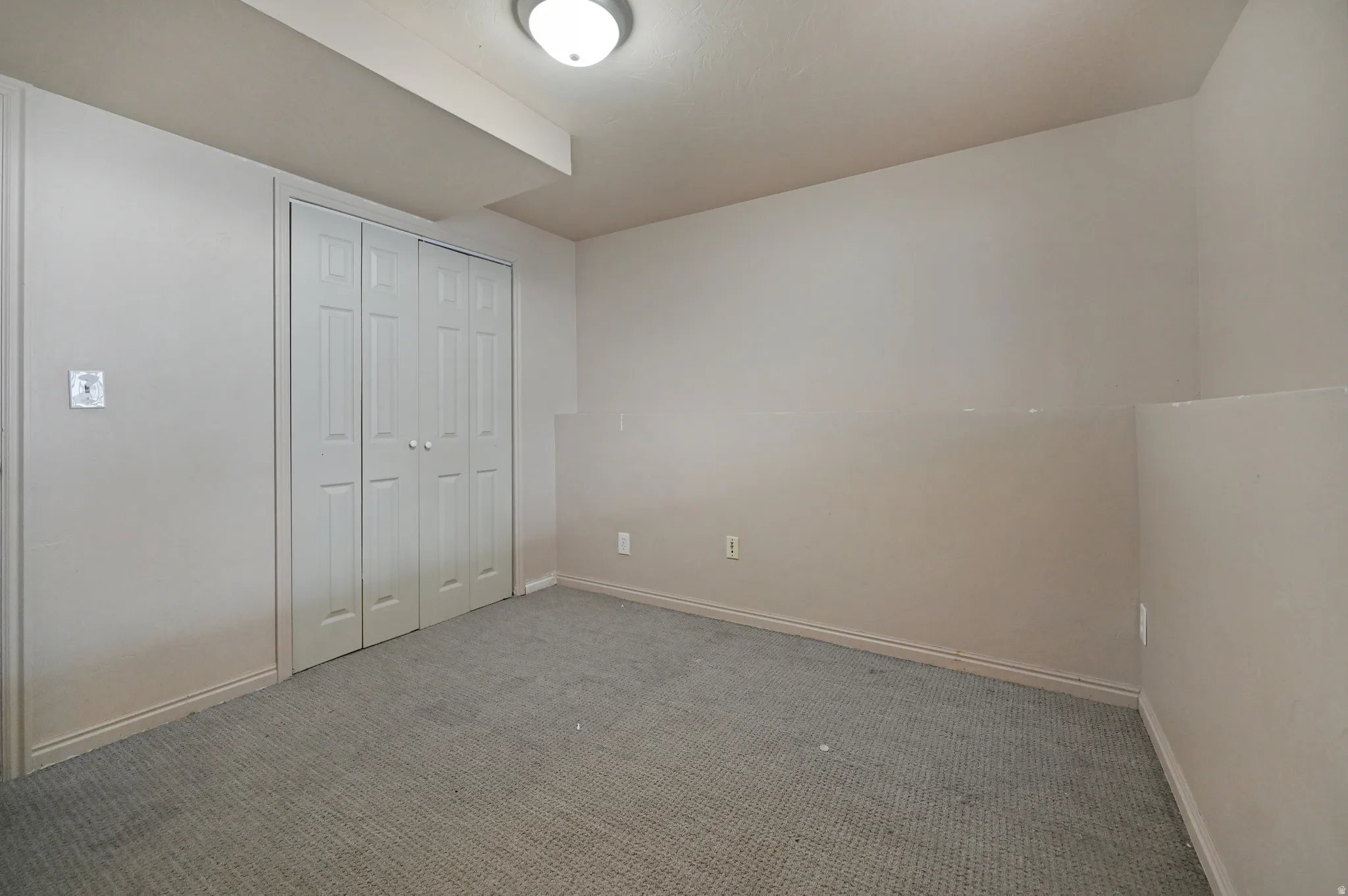 Unfurnished bedroom featuring carpet flooring and a closet