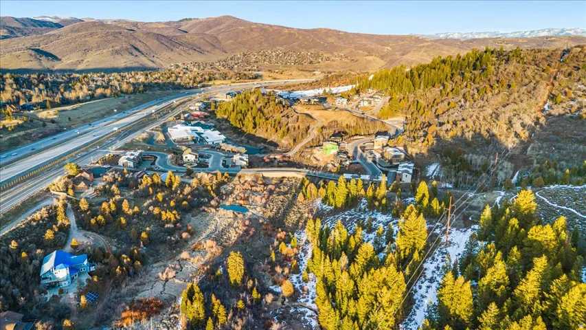 Aerial view of property's location featuring a mountain backdrop