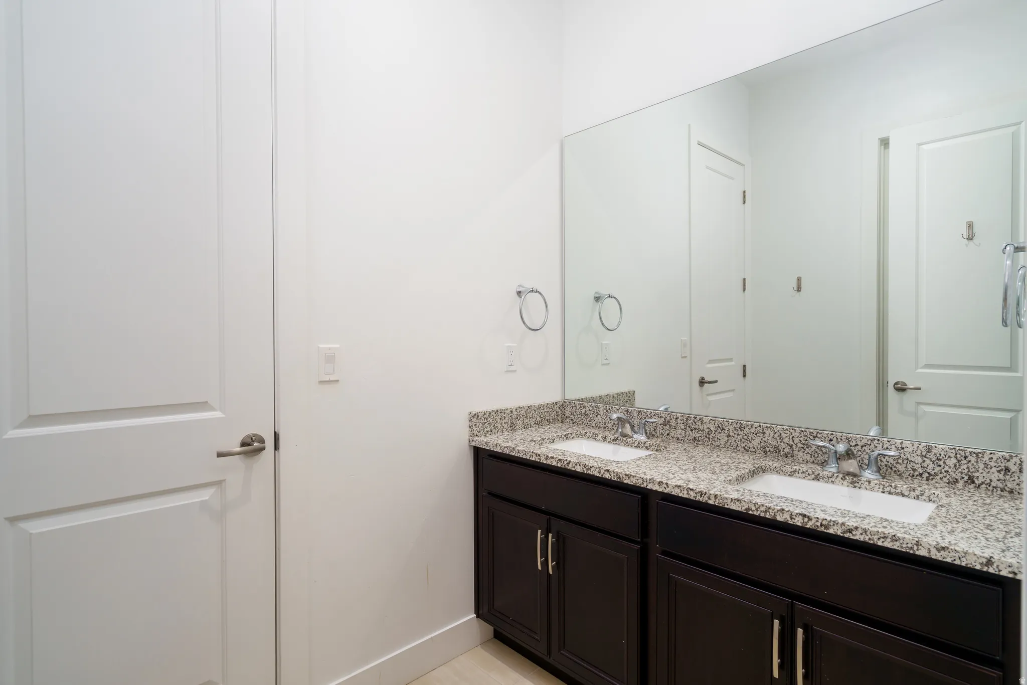 Jack 'n' Jill entrance bath with double vanity