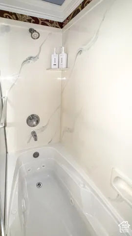 Bathroom with a combined bath / shower with jetted tub