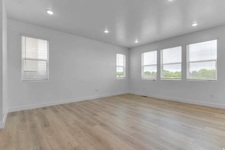Unfurnished room featuring light wood-style flooring and recessed lighting