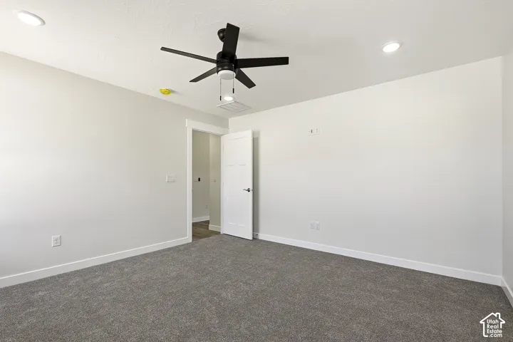 Recessed ceiling lighting, ceiling fan with integrated lighting, textured ceiling finish, light-toned wall paint, and gray carpeting