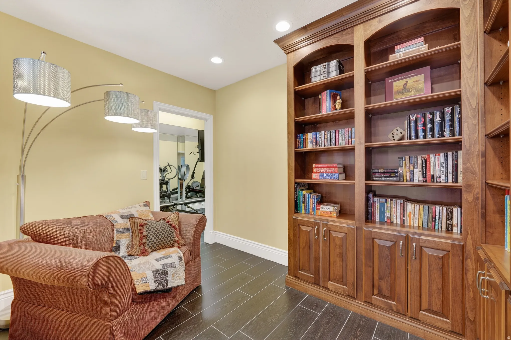 Sitting room with wood finish floors and recessed lighting