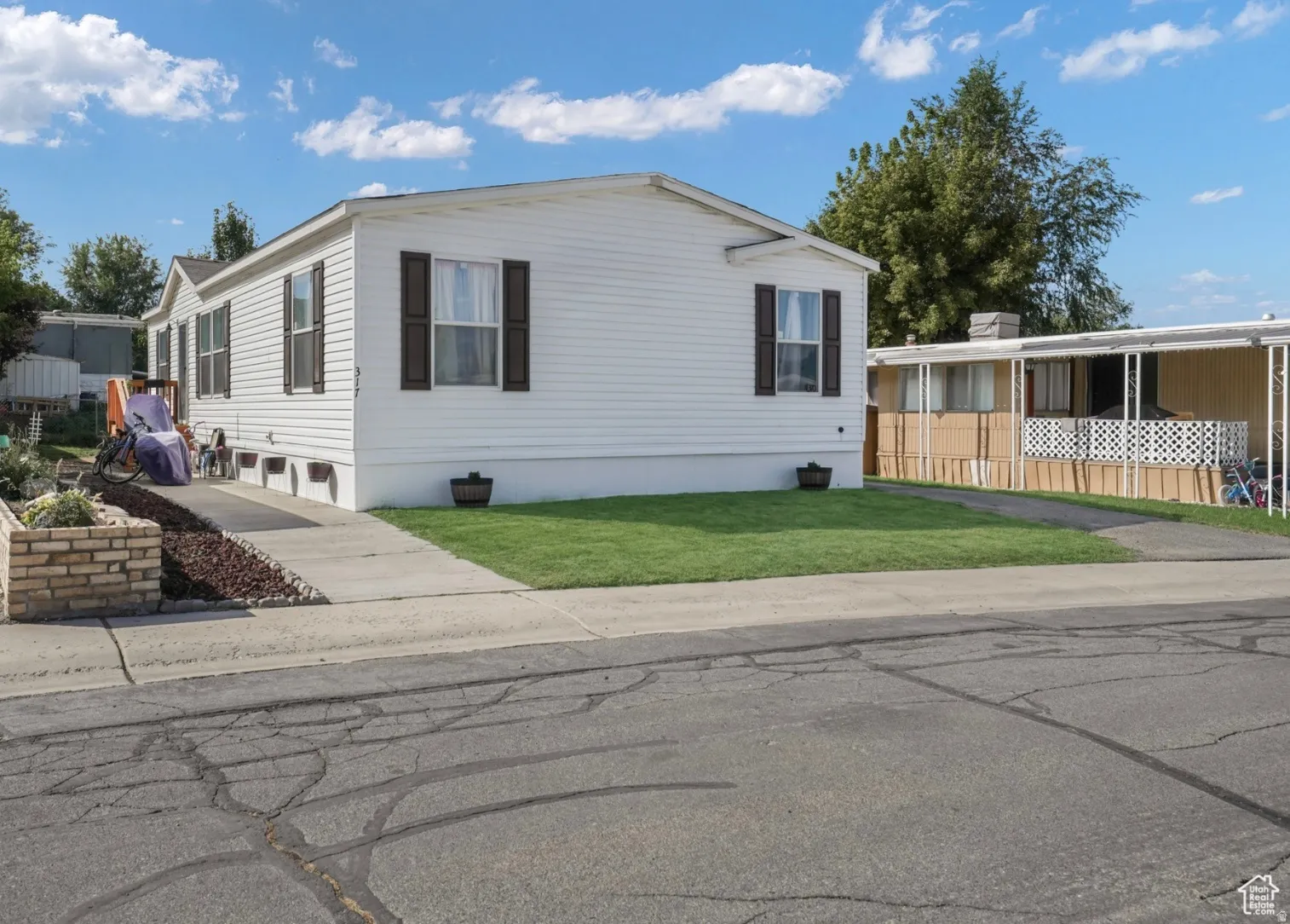 Manufactured / mobile home with a front yard