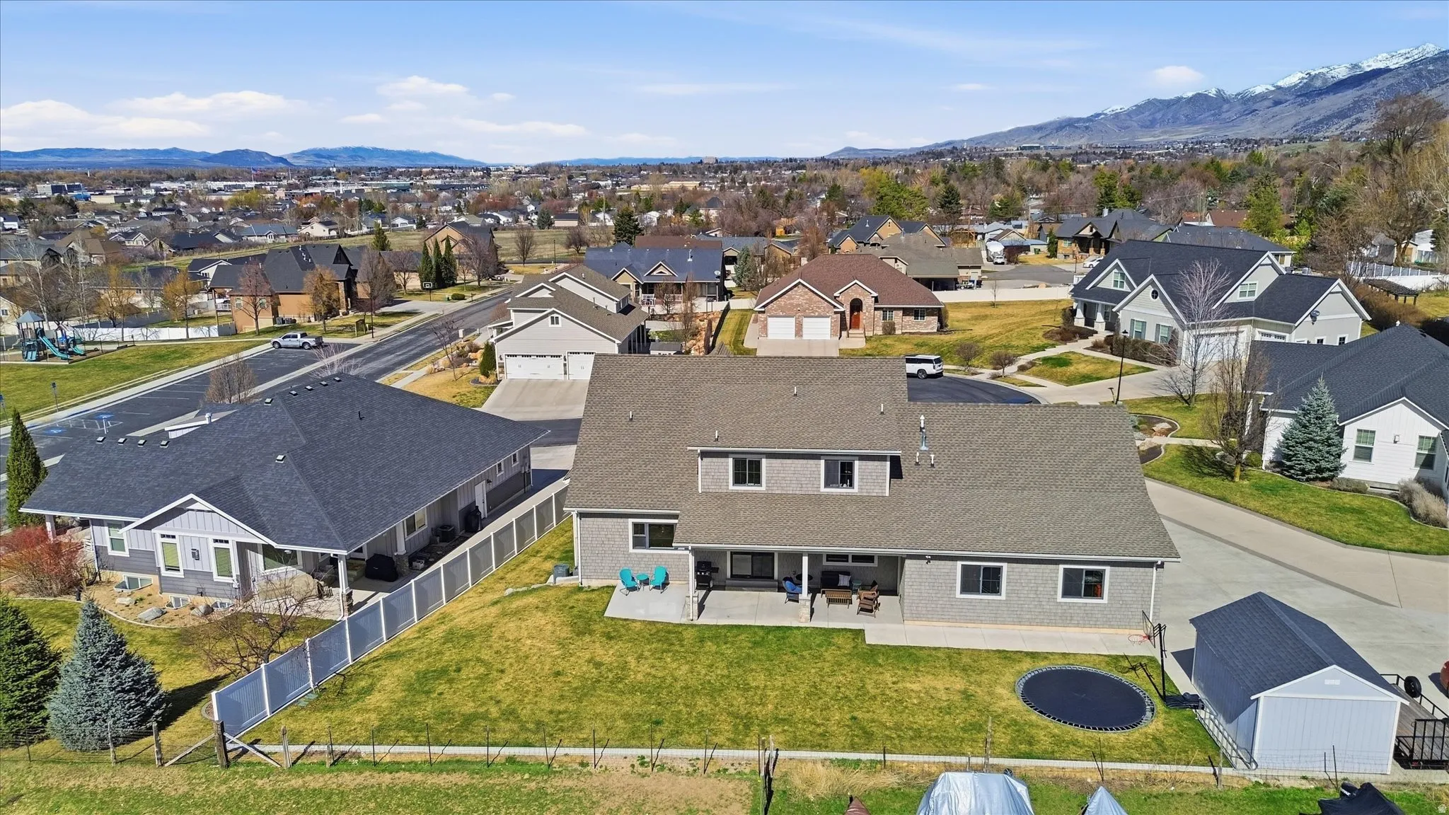 Covered Patio, Mountain Views, Private backyard