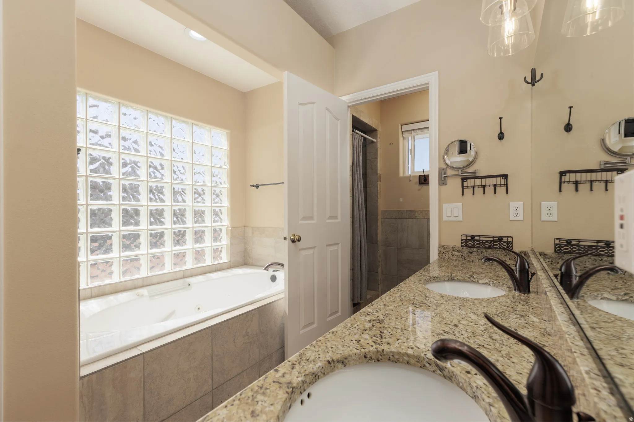 Primary Bath w Double Sinks