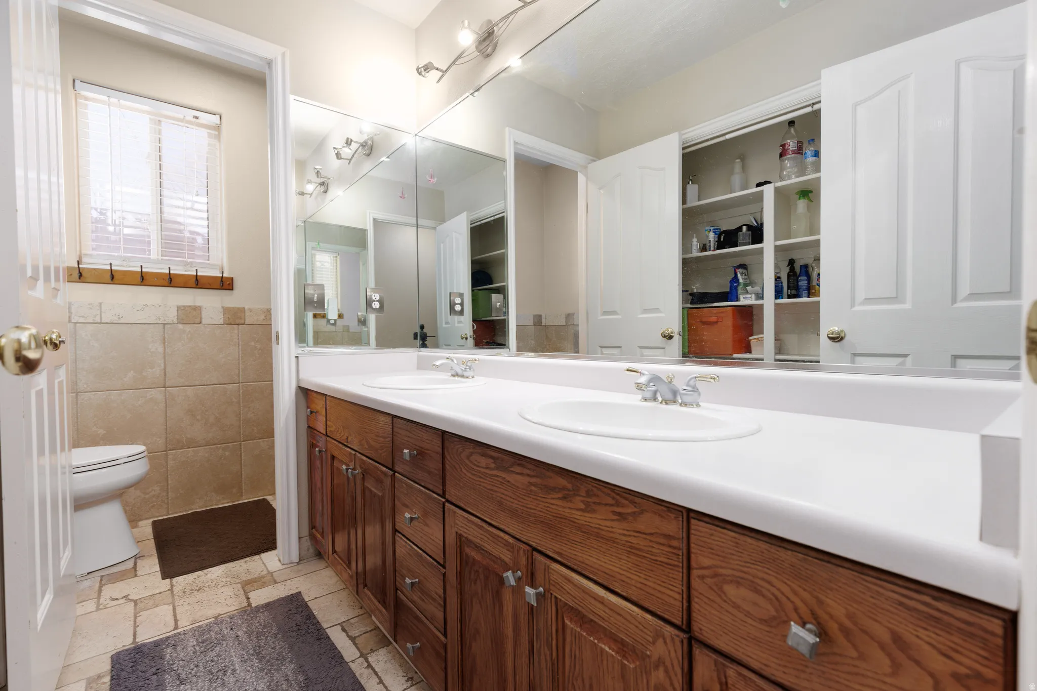 Bath w Double Sinks Down