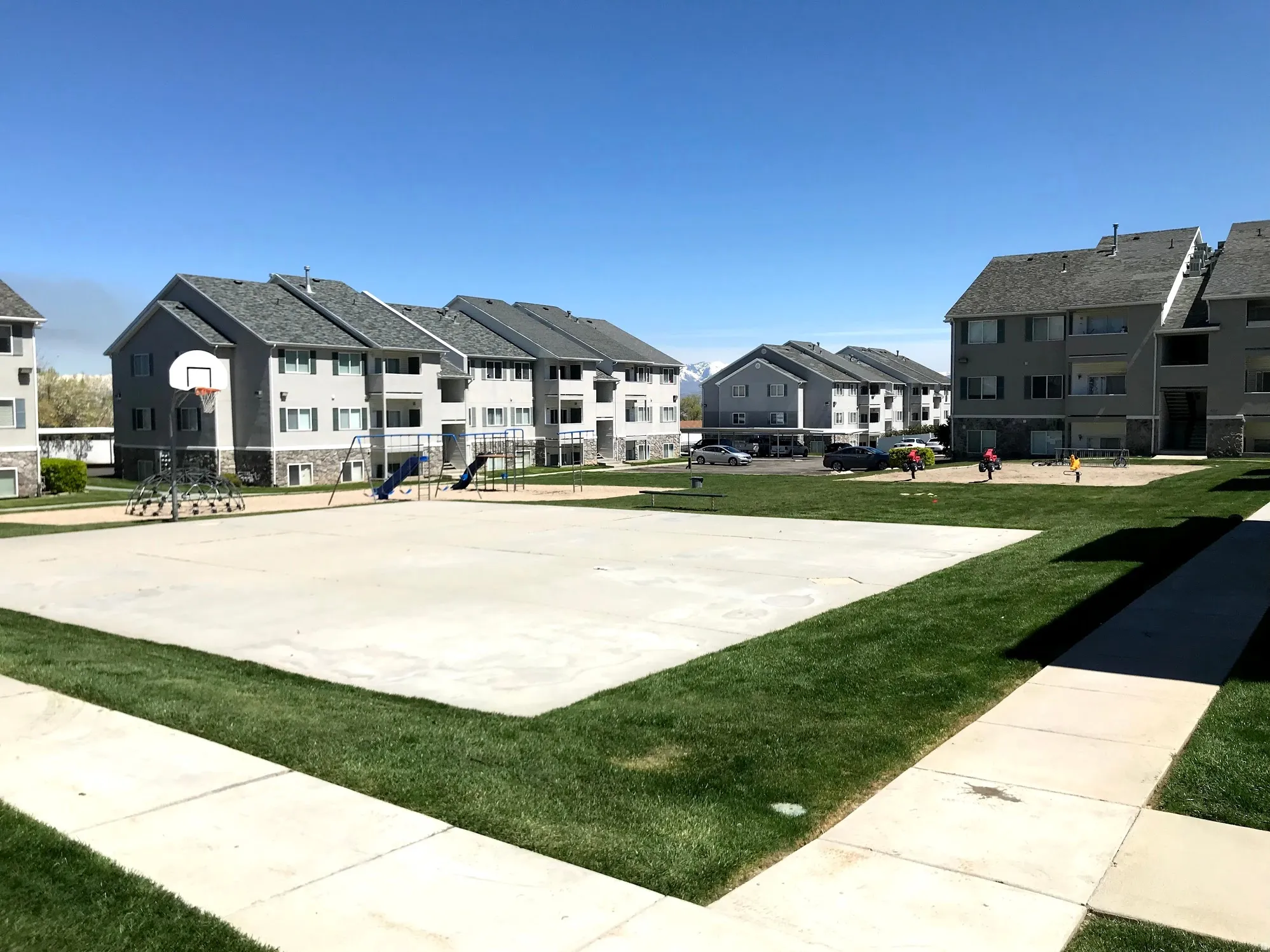 Complex exterior amenities