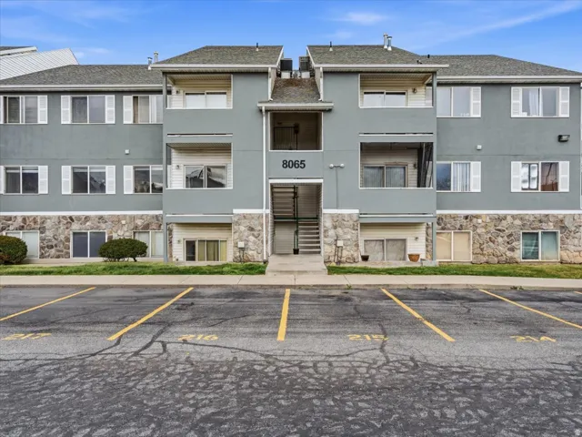 Spacious condo in Magna
