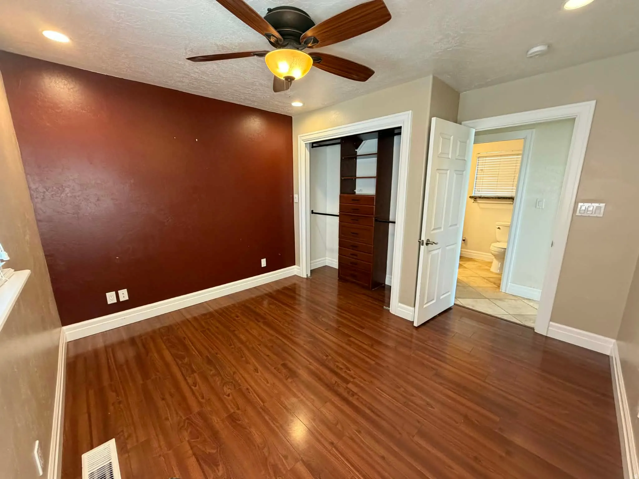 Unfurnished bedroom featuring dark wood-style flooring, ceiling fan, a closet, and recessed lighting