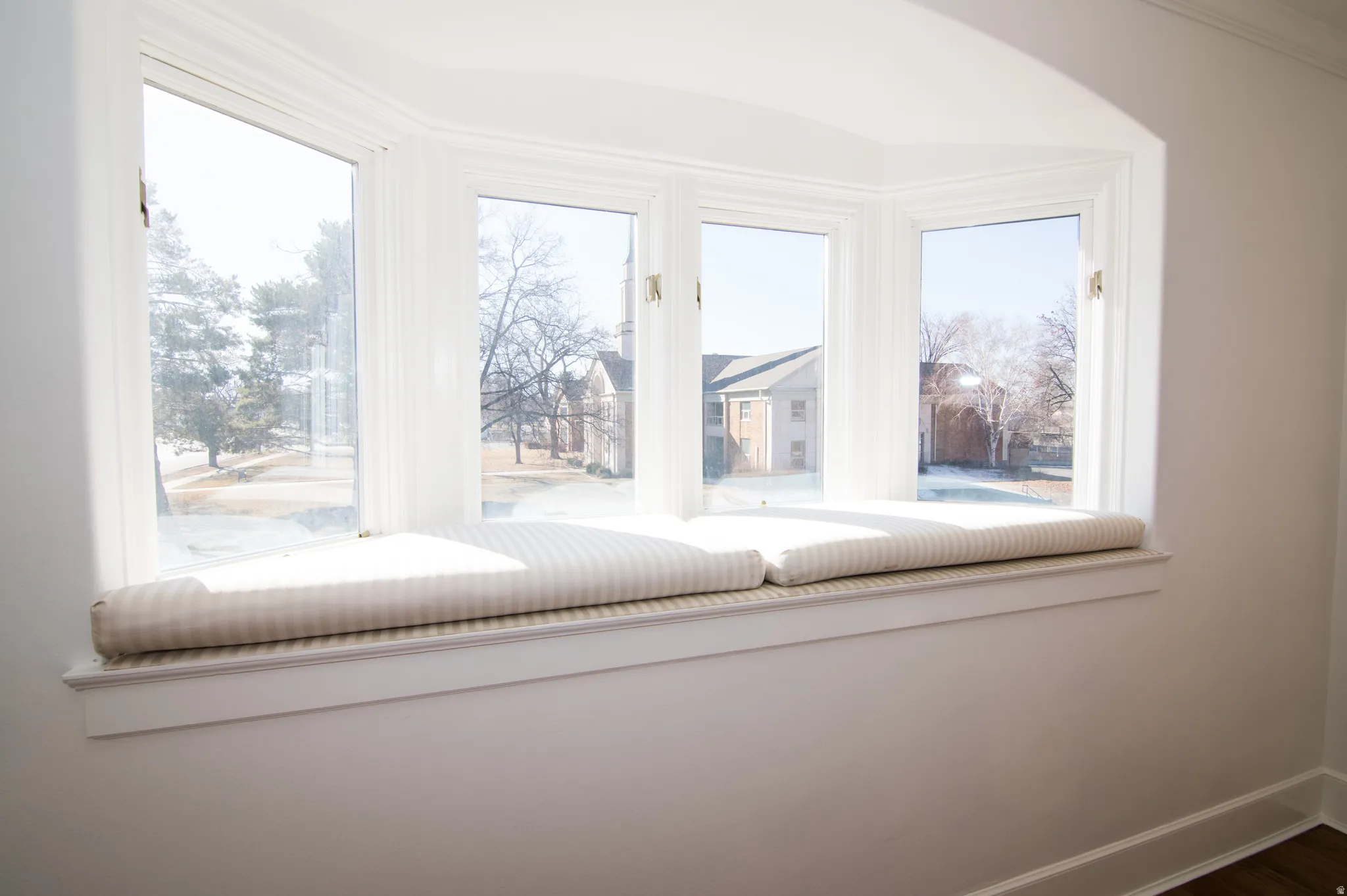 Detailed view of baseboards