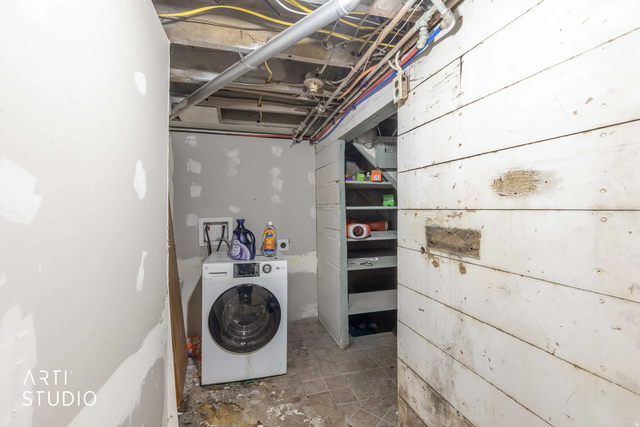 Laundry area with washer / clothes dryer